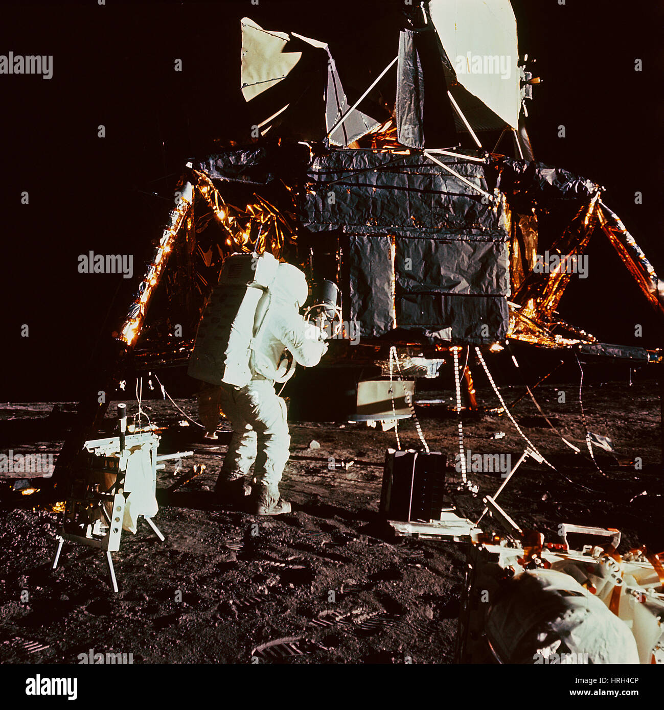 L'astronaute de la mission Apollo 12 sur la lune Banque D'Images