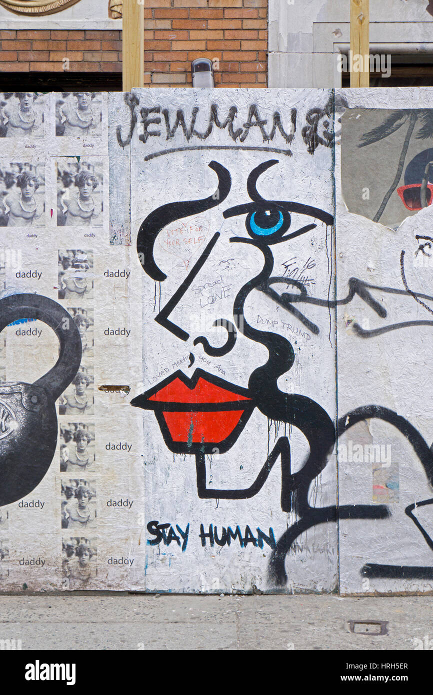 Un mur sur la 2e Avenue, à l'East Village avec peinture minimaliste et le message d'Jewman pour rester humain. New York City Banque D'Images