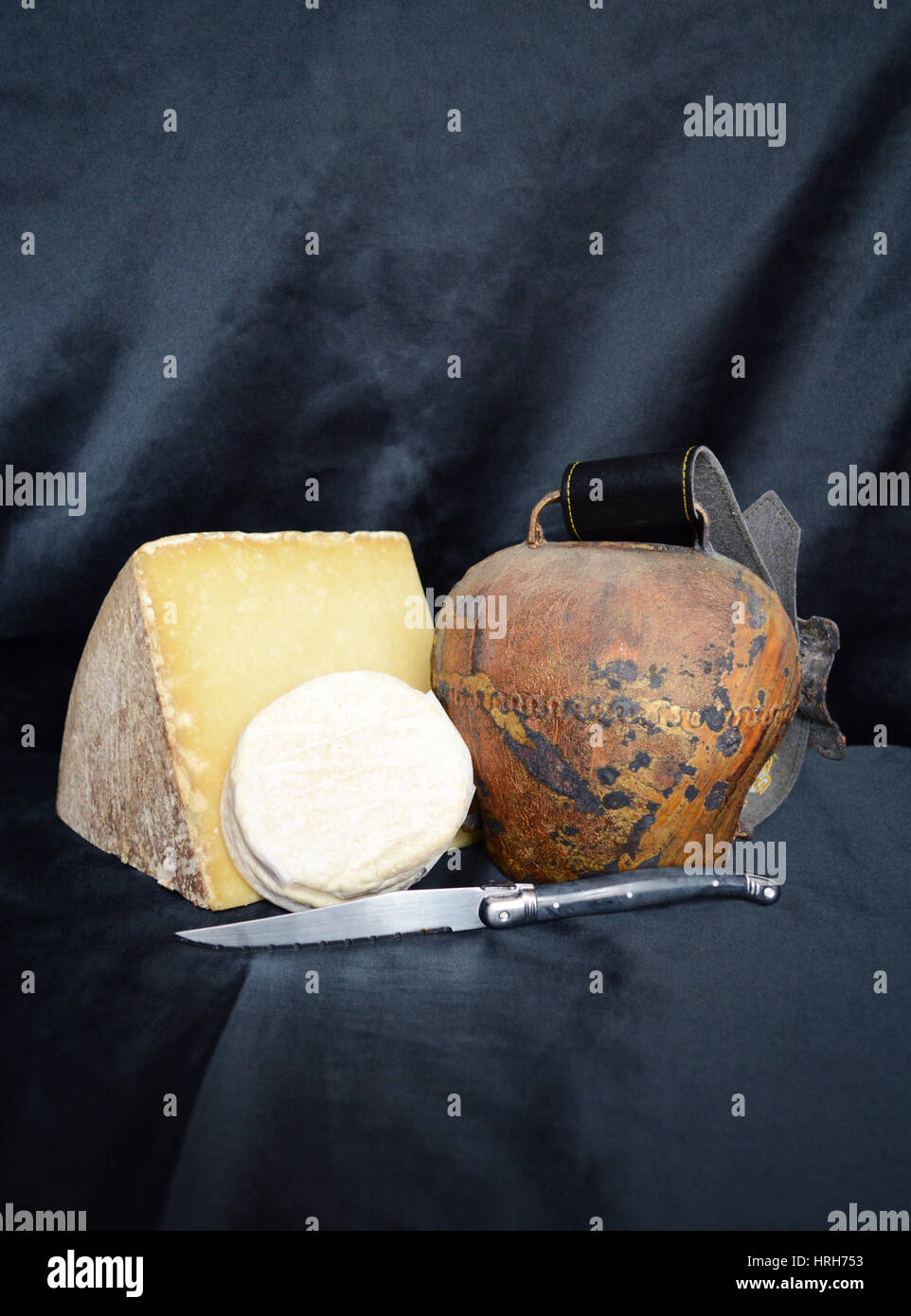 Cantal, fromage français de la région Auvergne avec cowbell annonce cabècou. Banque D'Images