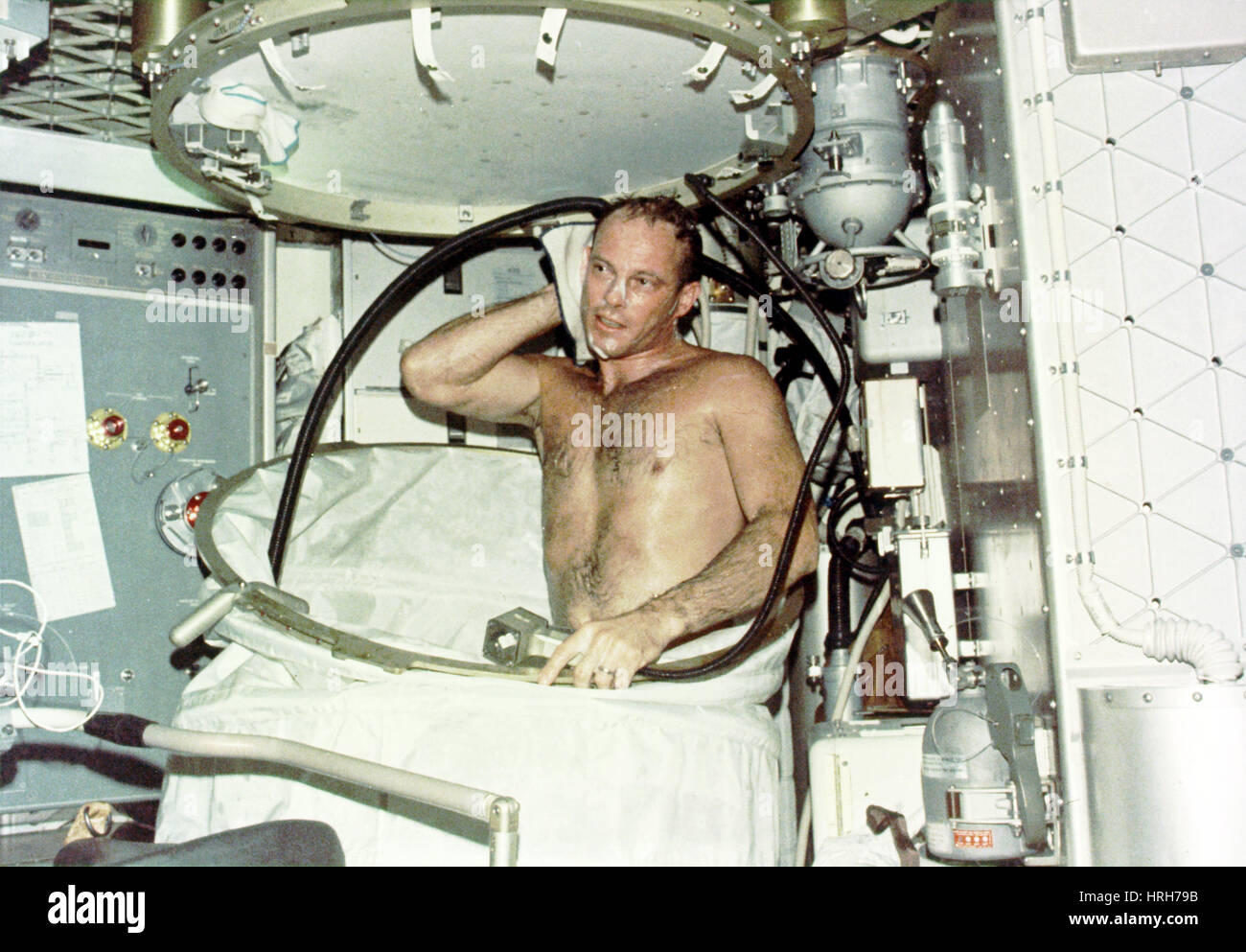 La douche Lousma astronaute sur Skylab Banque D'Images