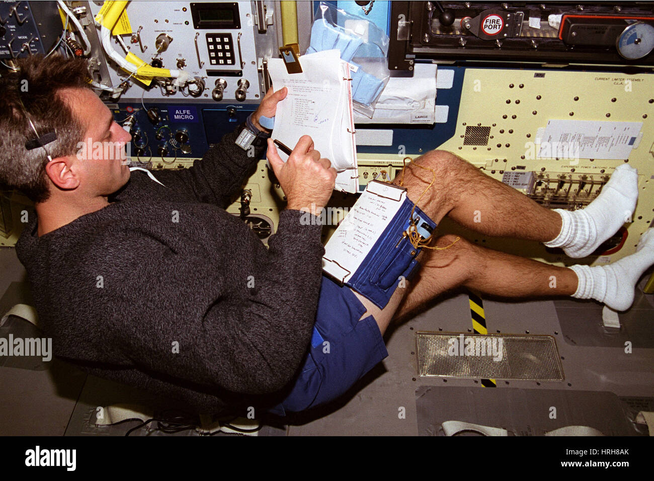 STS-90, l'astronaute Linnehan dans Spacelab, 1998 Banque D'Images