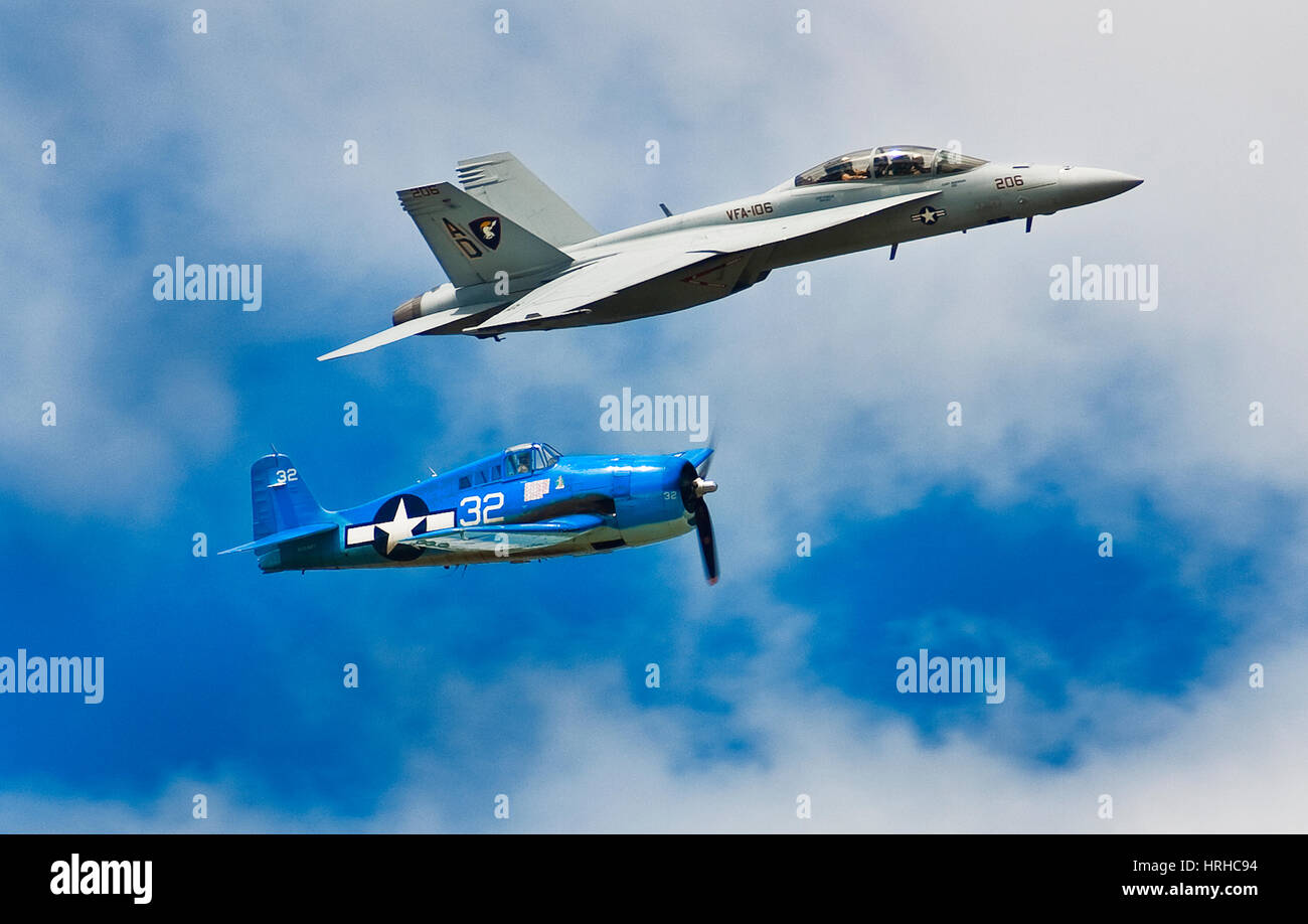 Vol du patrimoine, F/A-18 Super Hornet et Grumman F6F-3 Hellcat Banque D'Images