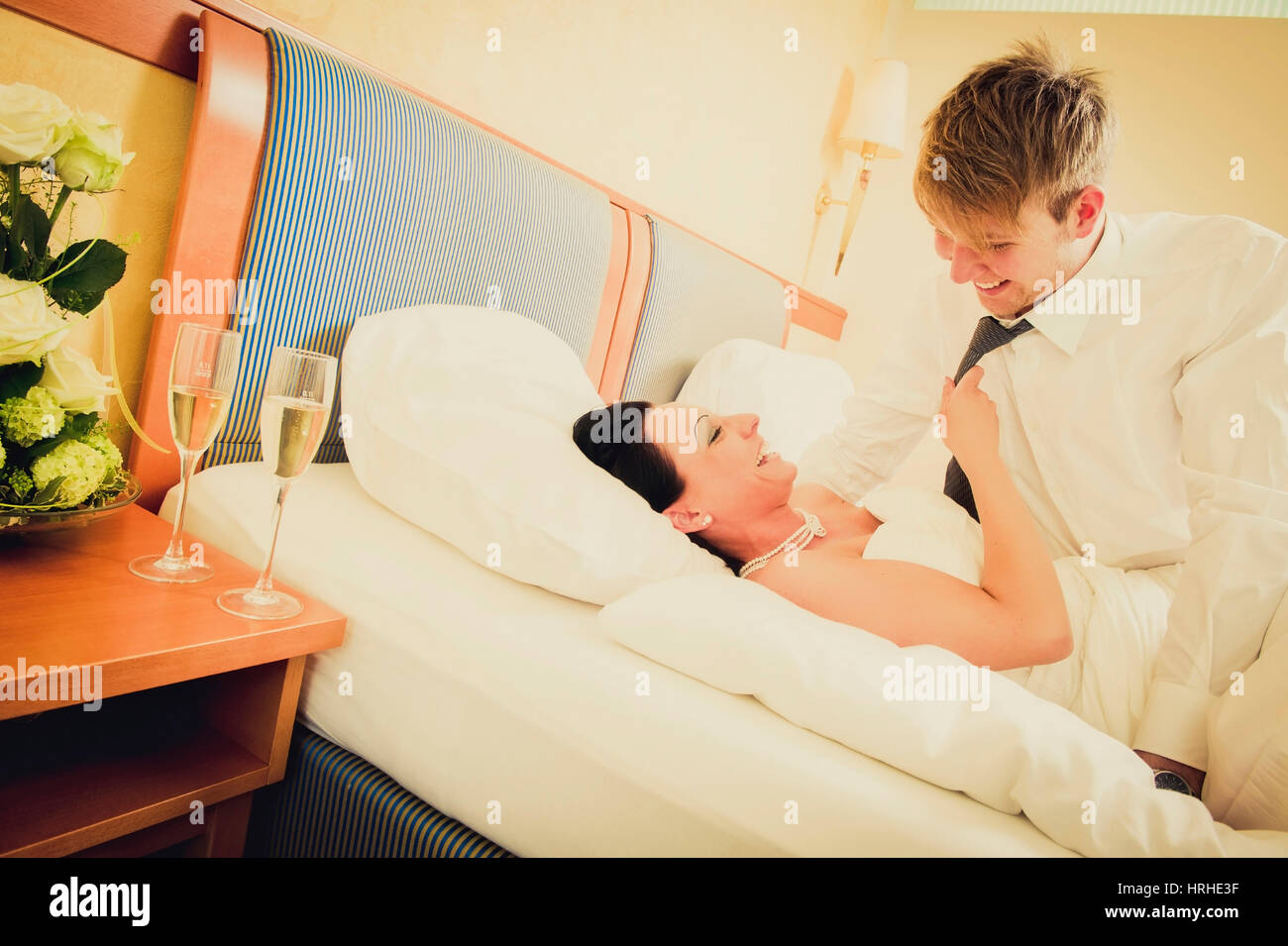 Hotelzimmer im Brautpaar - mariage couple in hotel room Banque D'Images