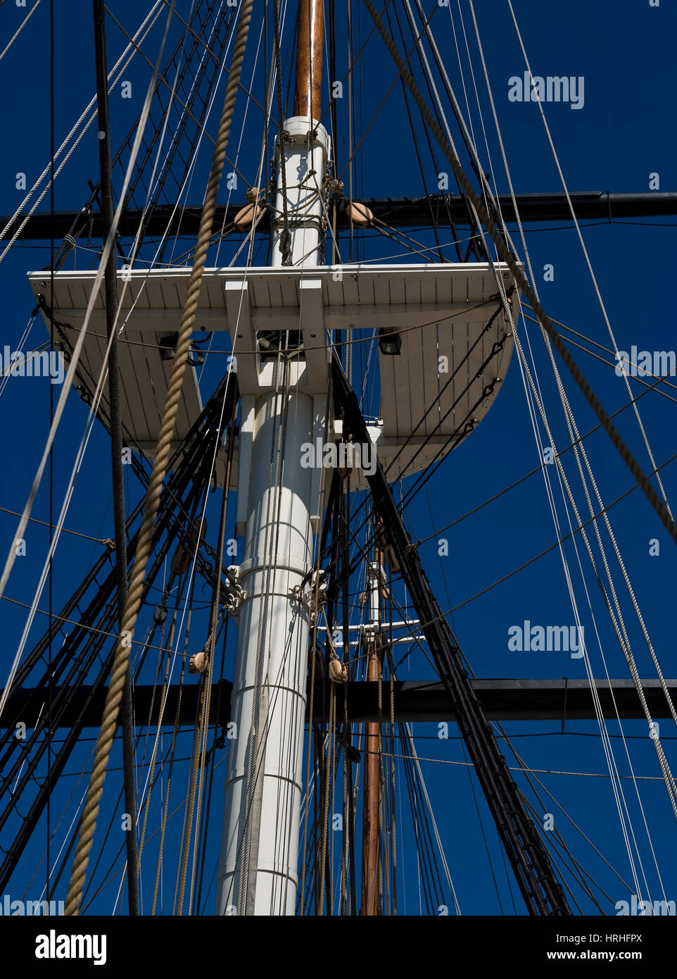 Mât de la frégate USS Constellation nous navire naval dans le port de Baltimore, Maryland, USA Banque D'Images