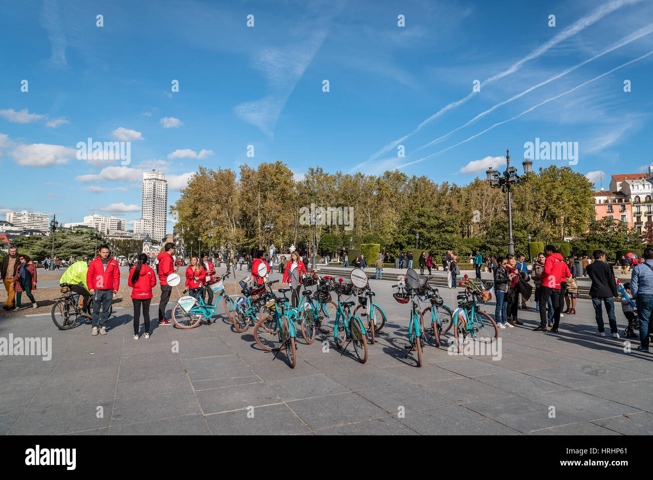 Madrid, Espagne - 13 novembre 2016 : les gens avec des vélos dans orient square de Madrid Banque D'Images