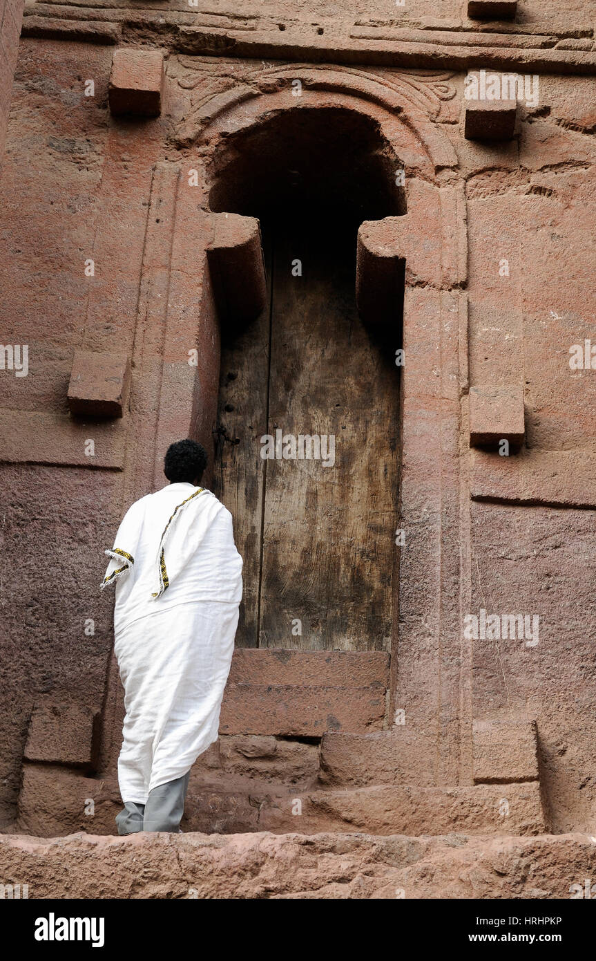 Pèlerin de l'Éthiopie à l'entrée de l'église se tailler dans la roche solide à Lalibela, Ethiopie Banque D'Images