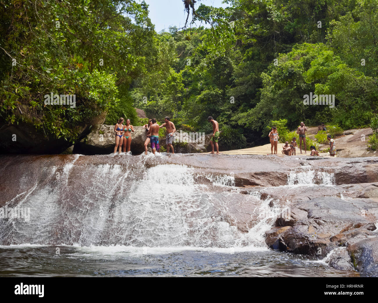 Vue sur la cascade Cachoeira da Lage, l'île d'Ilhabela, Etat de Sao Paulo, Brésil Banque D'Images