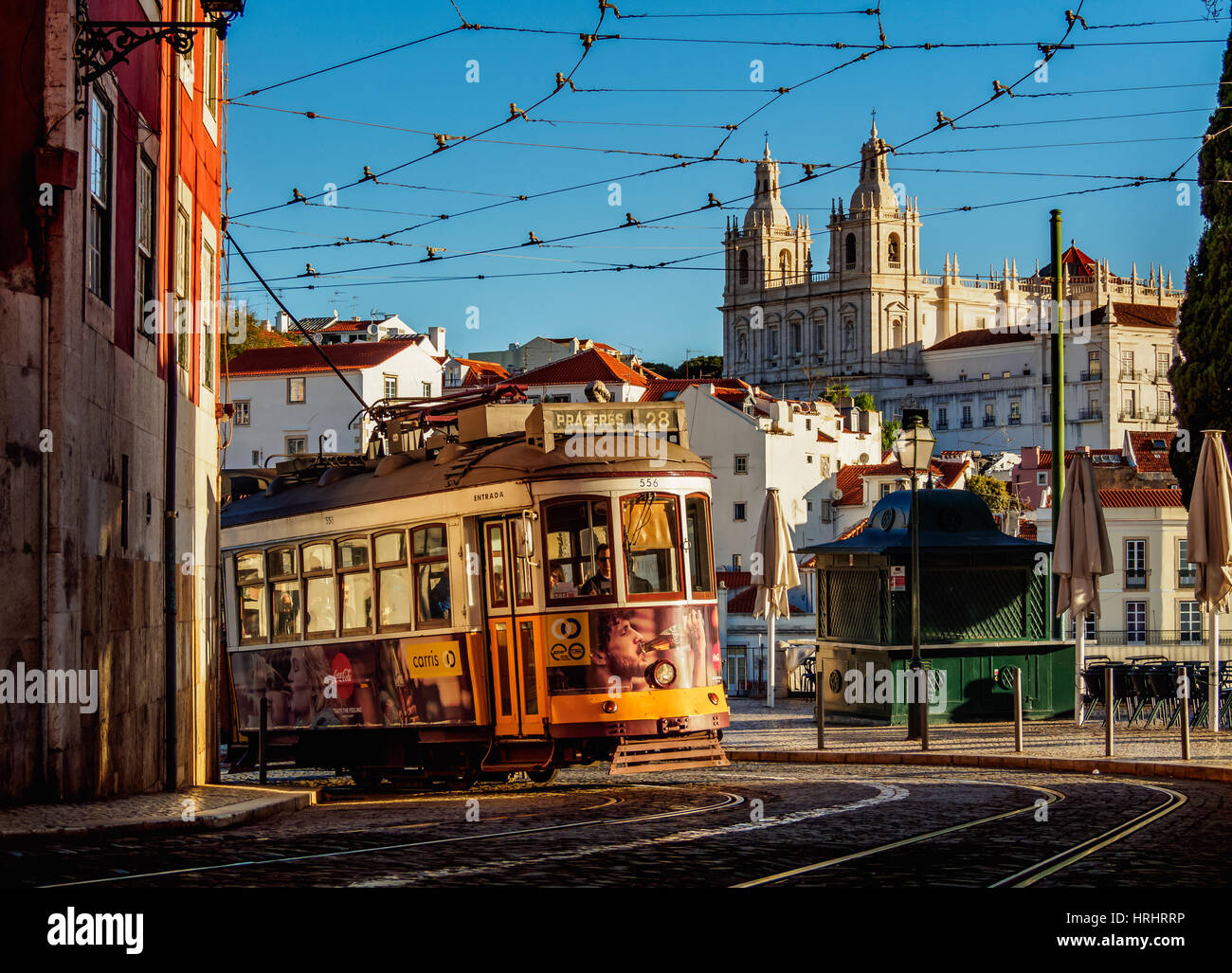 Le tramway numéro 28 dans Alfama, Lisbonne, Portugal Banque D'Images