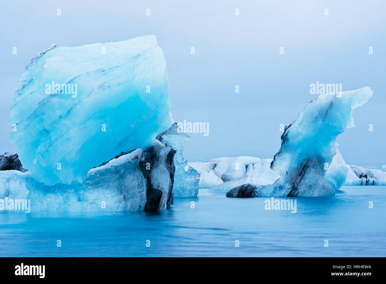 Les icebergs flottant à Jokulsarlon Glacial Lagoon, Iceland, régions polaires Banque D'Images