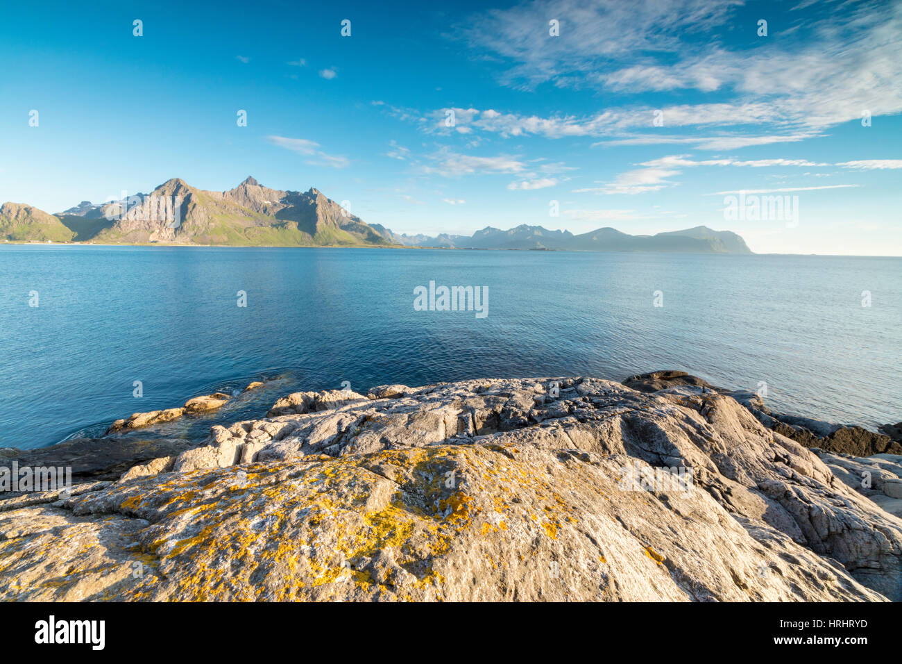Le soleil brille sur la mer bleue et les pics rocheux de nuit en été, Vikten, Nord Nord-trondelag, Lofoten, Norvège, Scandinavie Banque D'Images