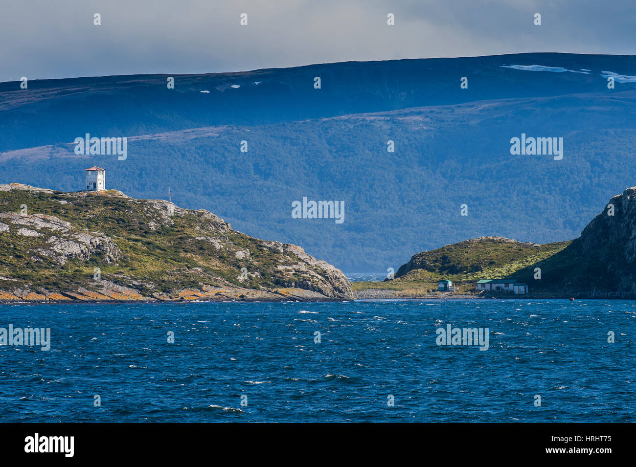 Phare solitaire dans le canal de Beagle, Tierra del Fuego, Argentina Banque D'Images