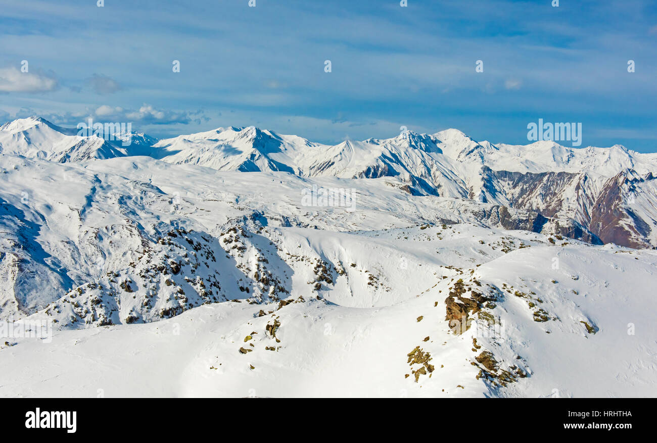 Vue panoramique du paysage de montagnes enneigées des Alpes européennes en hiver Banque D'Images