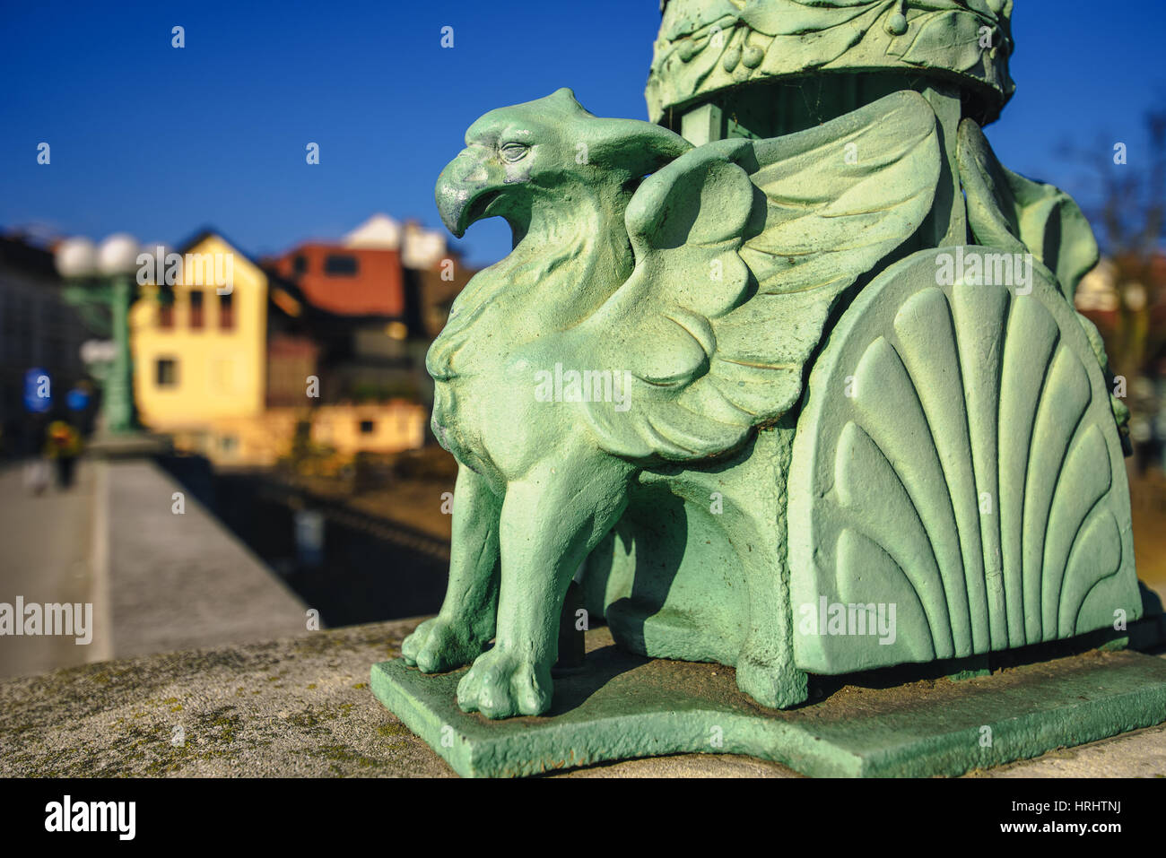 LJUBLJANA, SLOVÉNIE - février 19, 2017 : Statue sur Dragon Pont sur la rivière Ljubljanica à Ljubljana, capitale de la Slovénie. Il a été à l'origine le nom de Banque D'Images