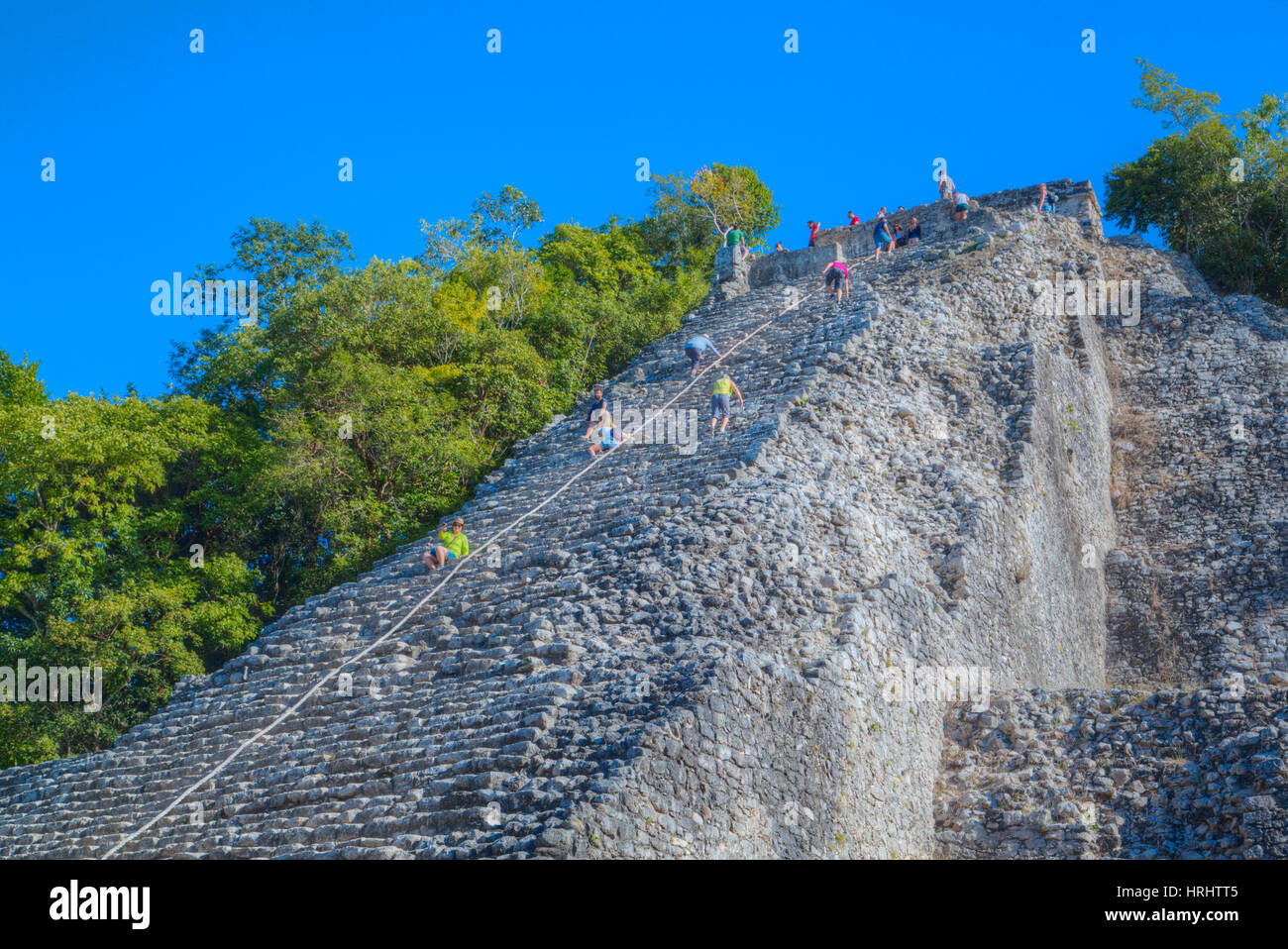 Les touristes l'ascension de la Temple, Temple Nohoch Mul, Coba, Quintana Roo, Mexique, Amérique du Nord Banque D'Images