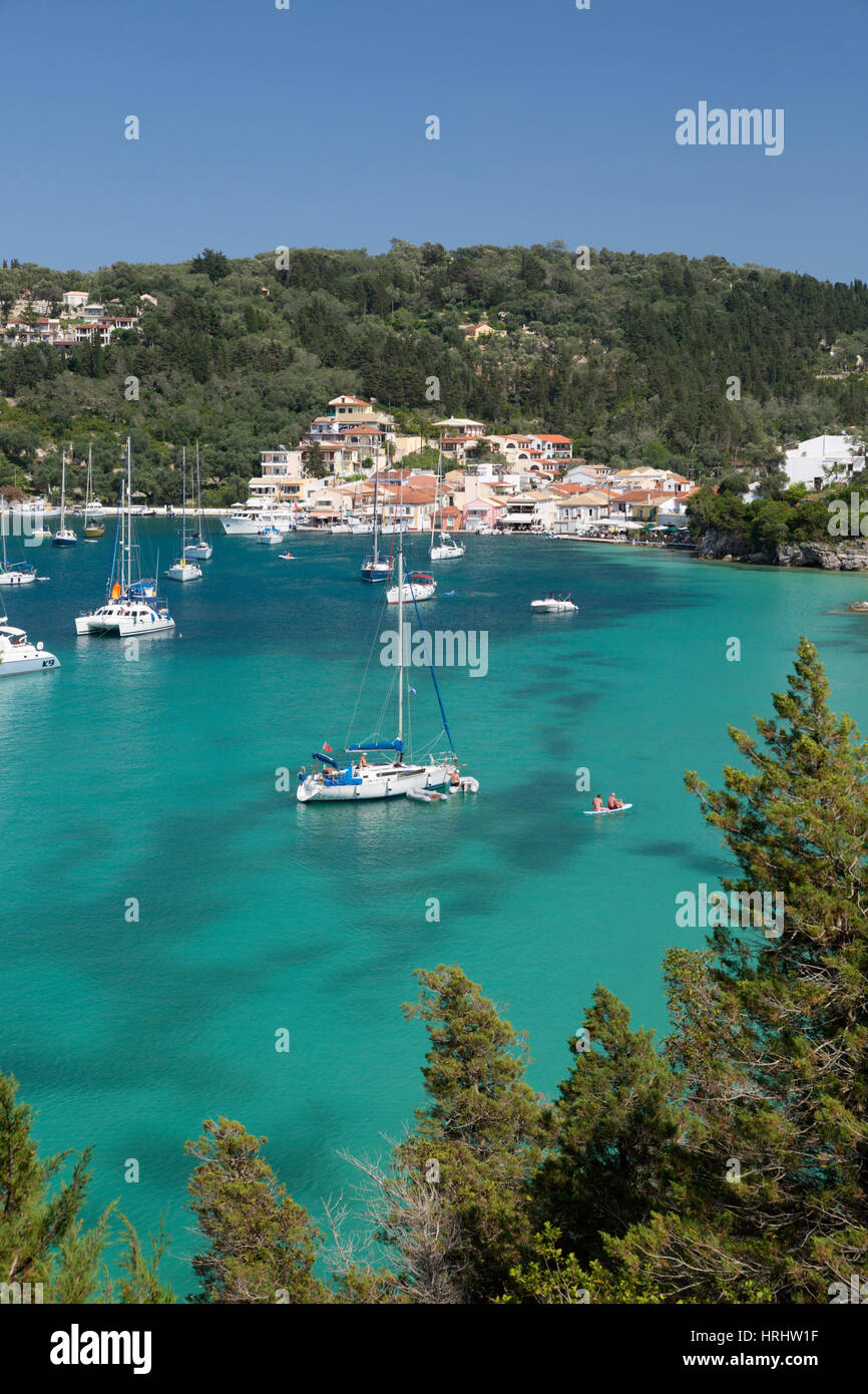Yachts ancrés dans la baie, Lakka, Paxos, îles Ioniennes, îles grecques, Grèce Banque D'Images