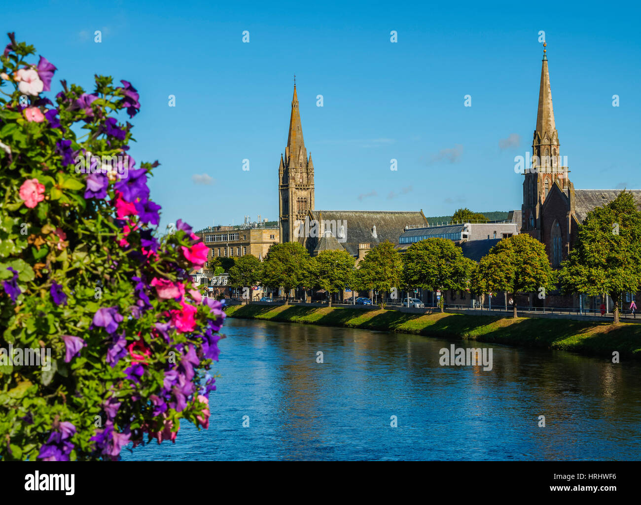 Vue sur la rivière Ness vers le fleuve Columba et gratuitement les églises du Nord, Inverness, Highlands, Écosse, Royaume-Uni Banque D'Images
