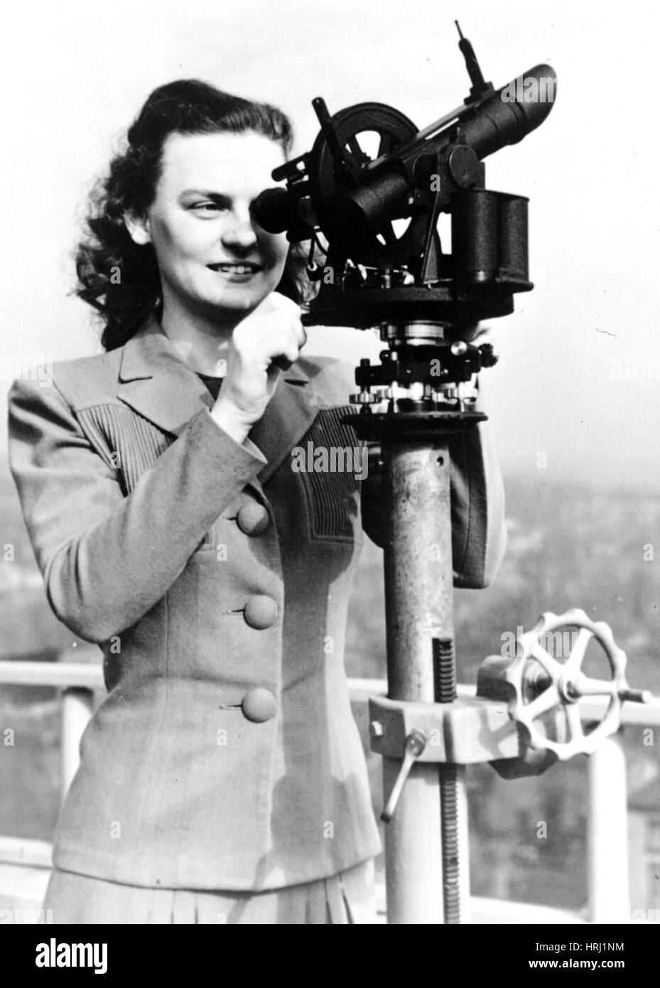 Ballon pilote de suivi avec un théodolite, 1944 Banque D'Images