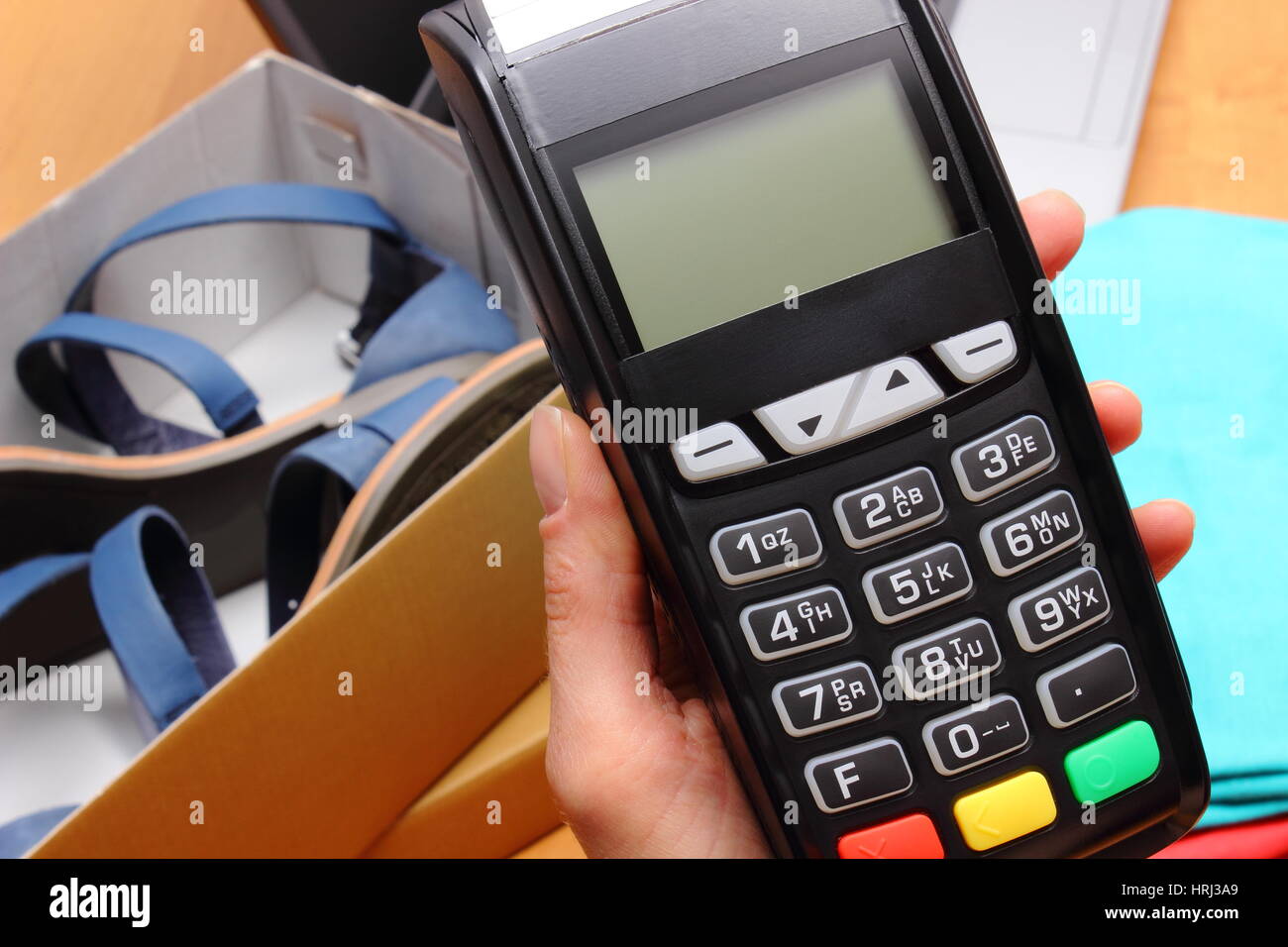 Utiliser un terminal de paiement pour payer vos achats en magasin,  saisissez un numéro d'identification personnel, lecteur de carte de crédit,  les vêtements et l'ordinateur portable, concept finance Photo Stock - Alamy
