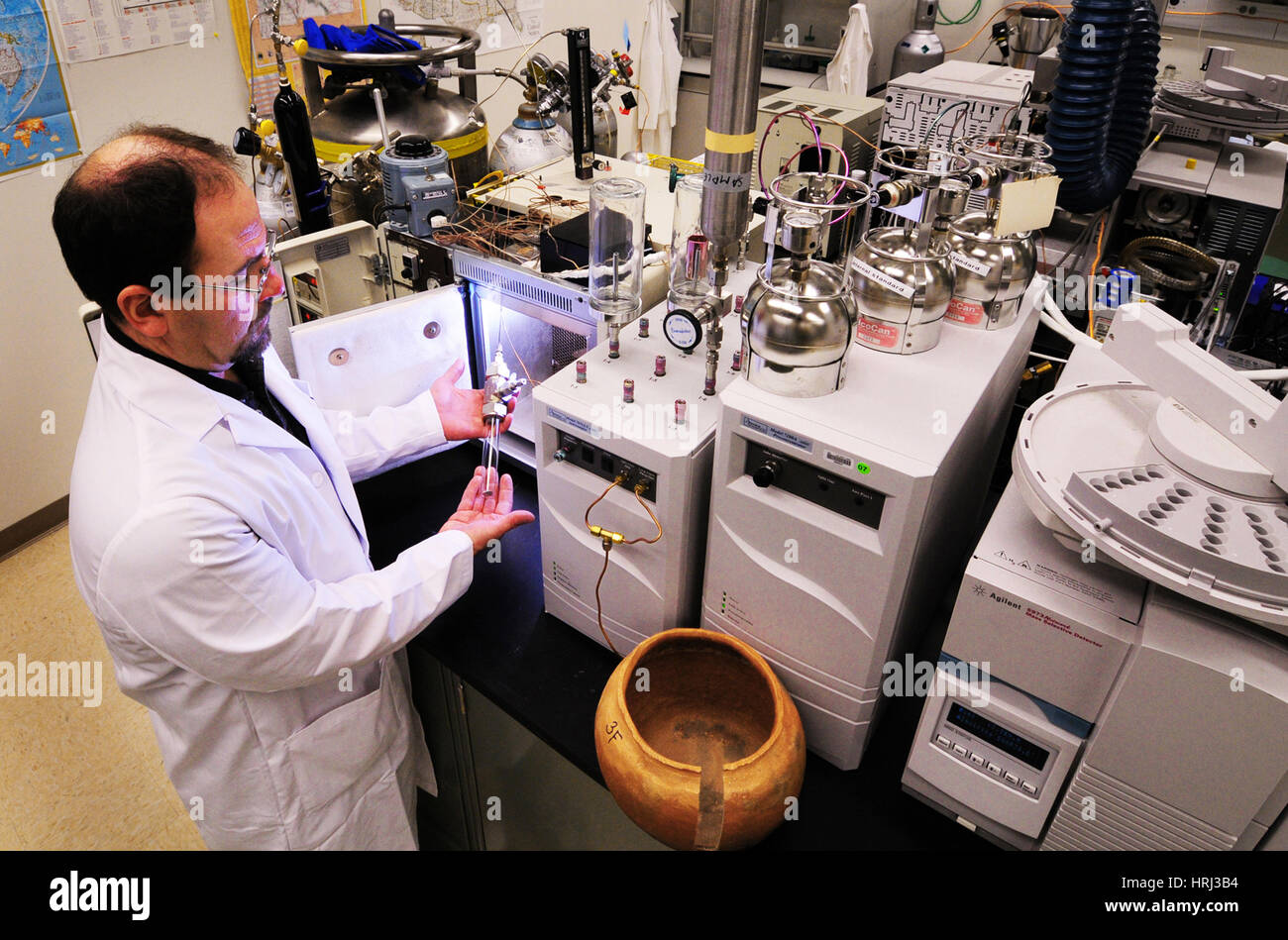 L'analyse des tessons de poterie ancienne pour fermnetion Banque D'Images