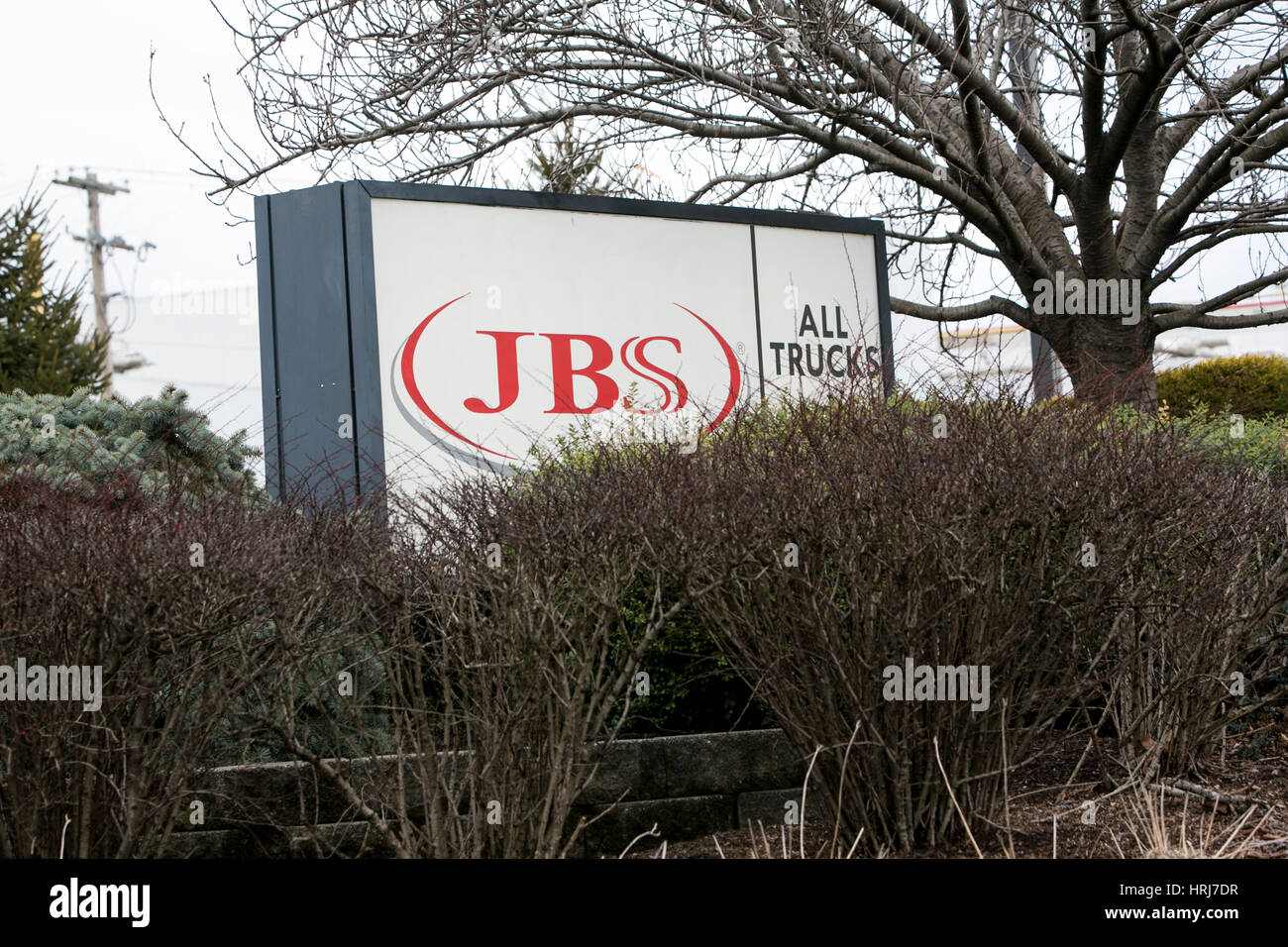 Un logo affiche à l'extérieur de JBS USA Holdings, Inc., usine de conditionnement de viande à Souderton, New York le 26 février 2017. Banque D'Images