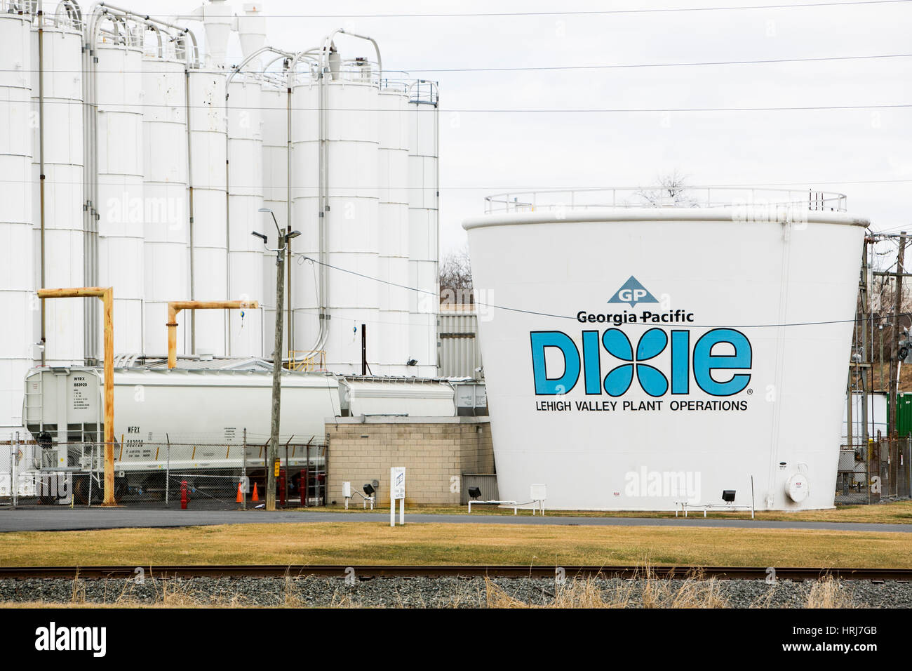 Un logo affiche à l'extérieur de l'usine Georgia-Pacific Dixie Cup à Easton, Pennsylvanie le 26 février 2017. Banque D'Images