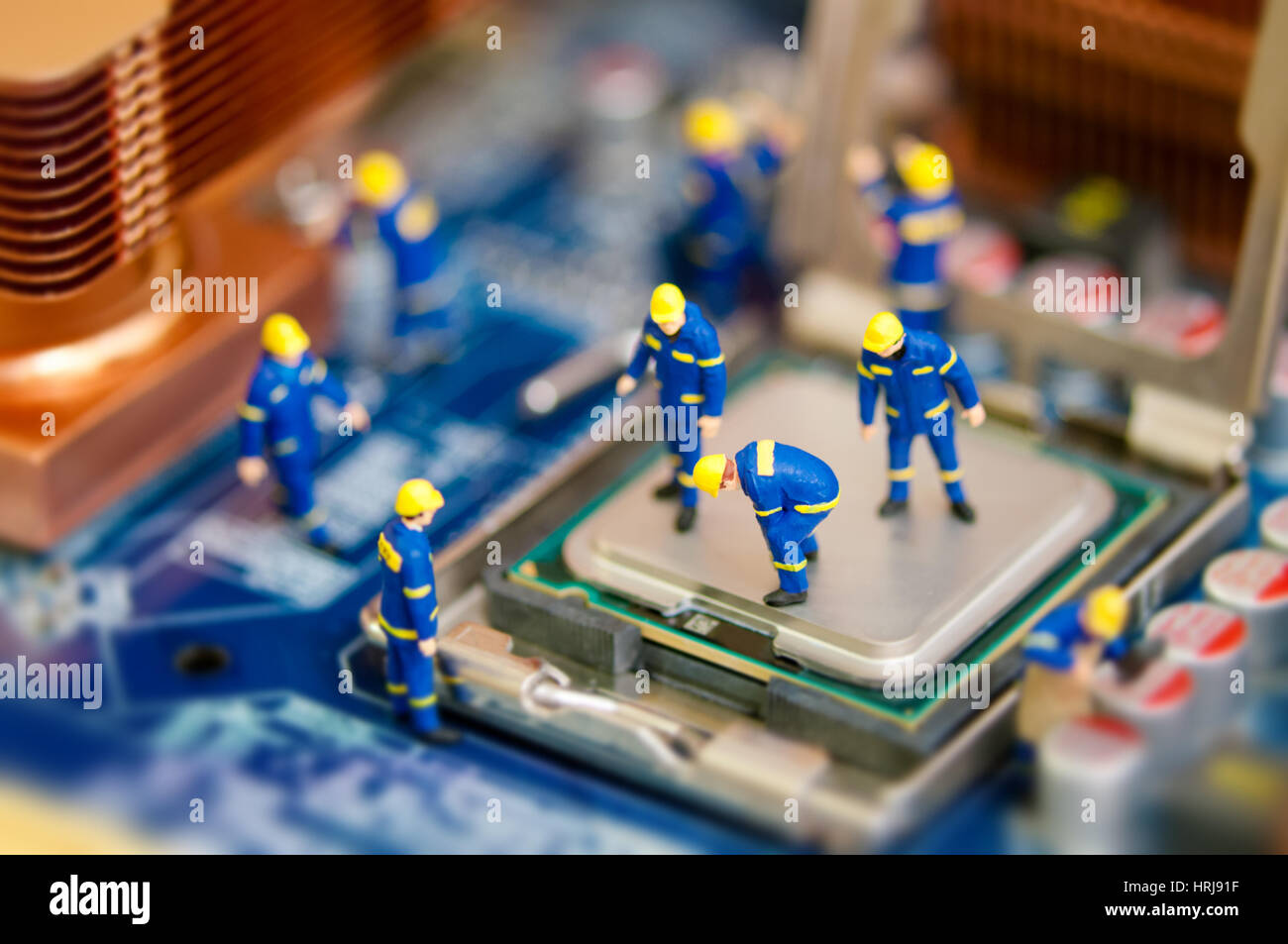 Les travailleurs de la réparation de la carte mère d'ordinateur miniature Banque D'Images