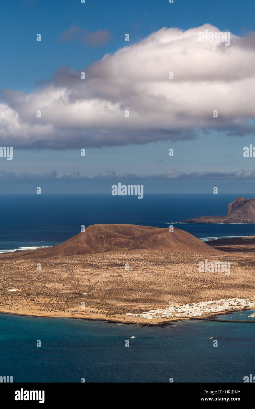 Vue sur île de Graciosa de Mirador del Rio, l'île de Lanzarote, îles Canaries, Espagne Banque D'Images