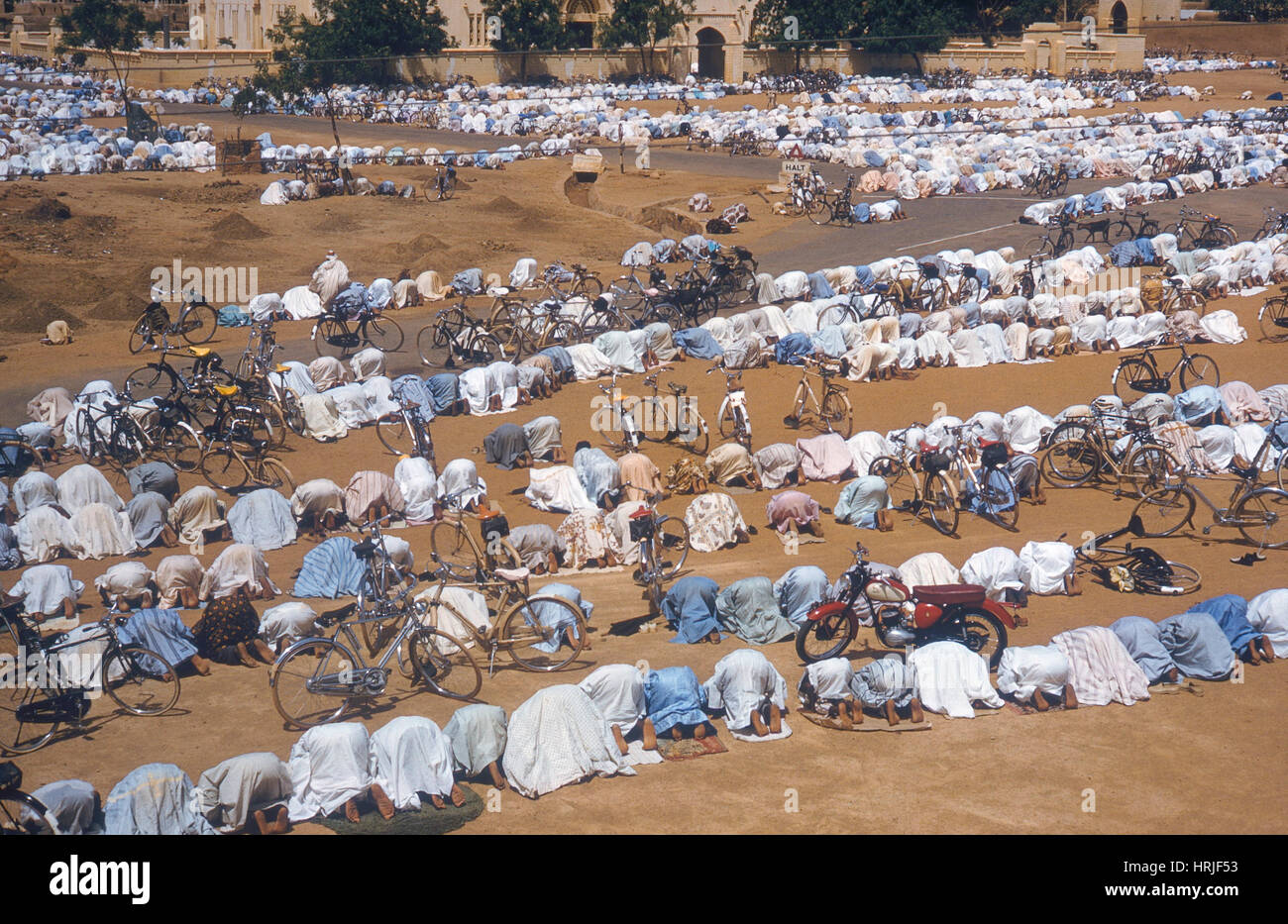 Les musulmans prient avant Mosque Banque D'Images