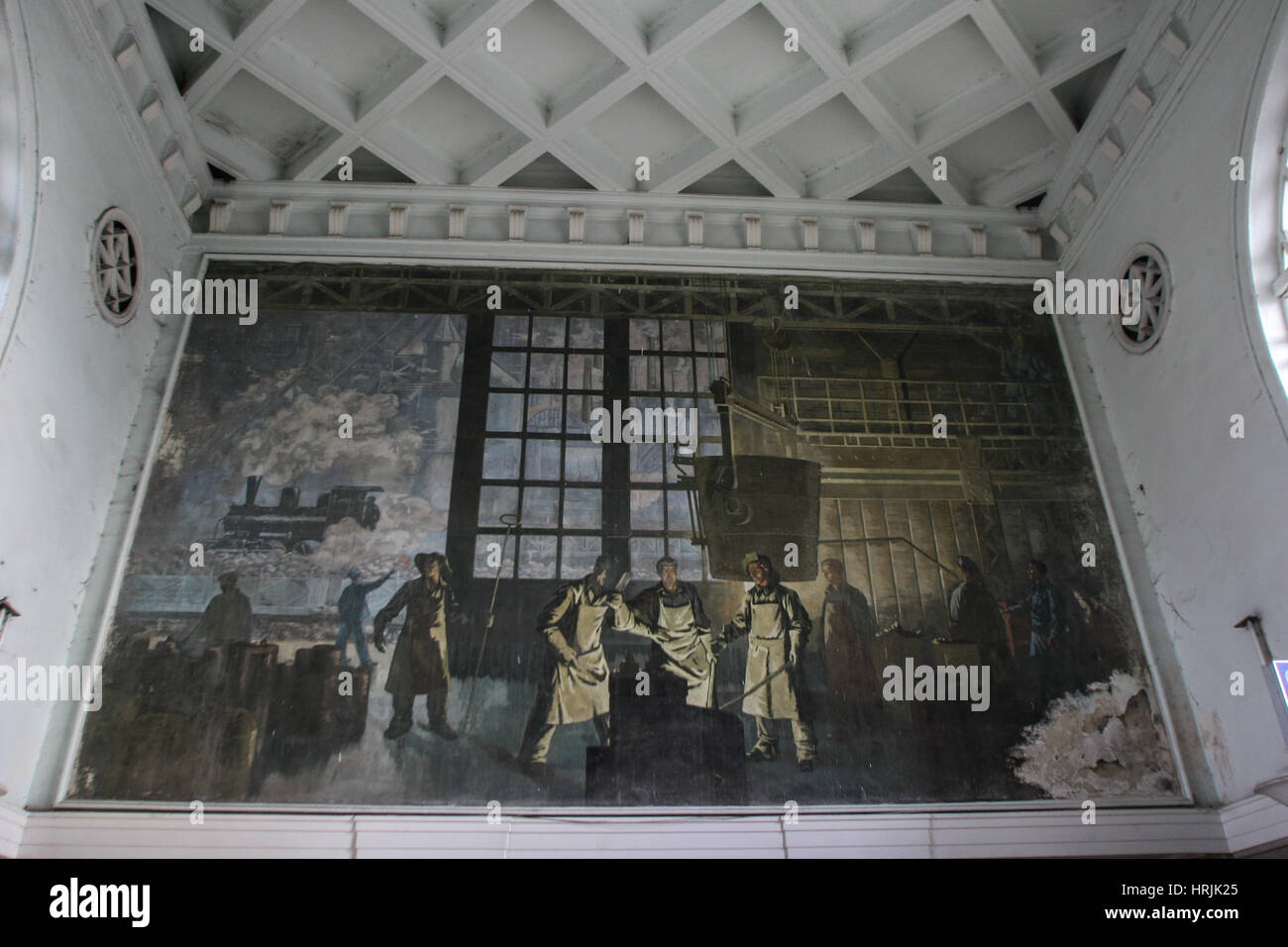 Hunedoara, Roumanie, le 6 septembre 2009 : une peinture murale dans la gare de Hunedoara. Banque D'Images