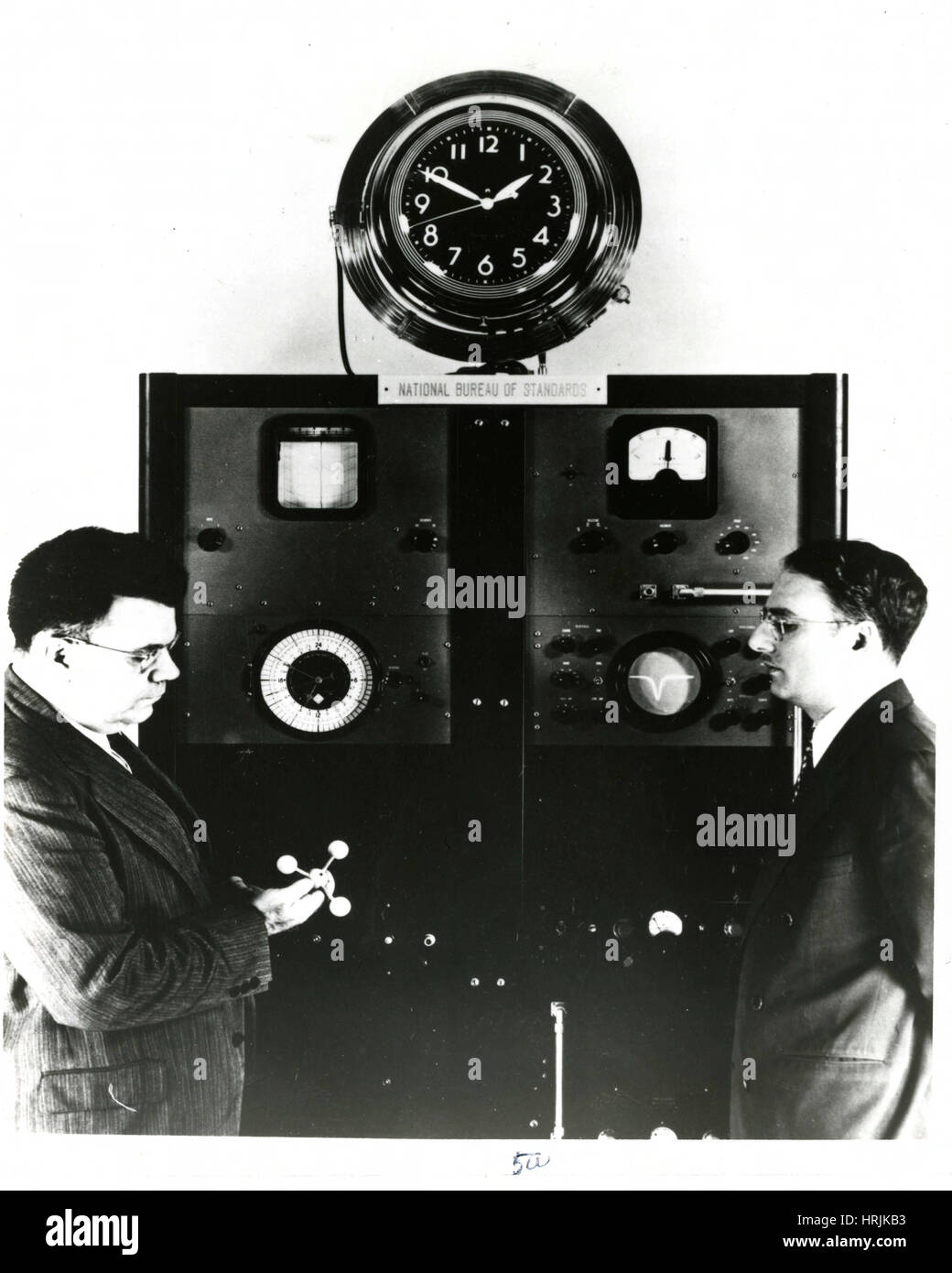 Edward Condon avec premier réveil atomique Banque D'Images
