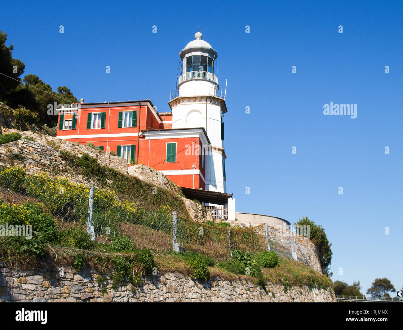 Capo Mele, Italie - 18 mars 2016 : la mer phare de Capo Mele security situé au bord de la route Banque D'Images