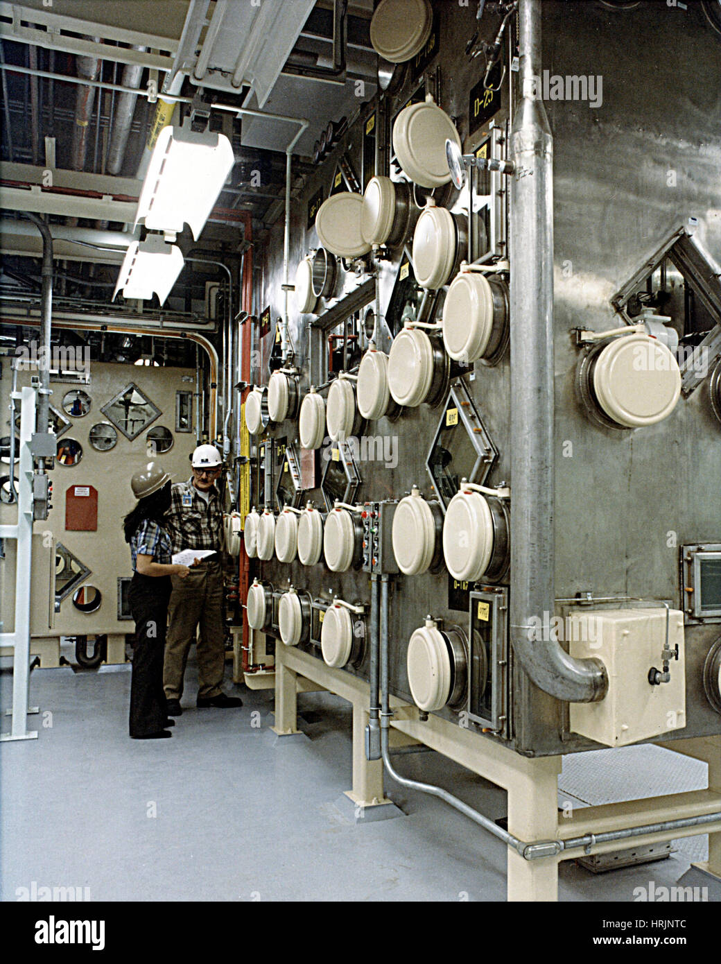 Ligne de boîte à gants pour la manipulation du plutonium, 2014 Photo Stock  - Alamy