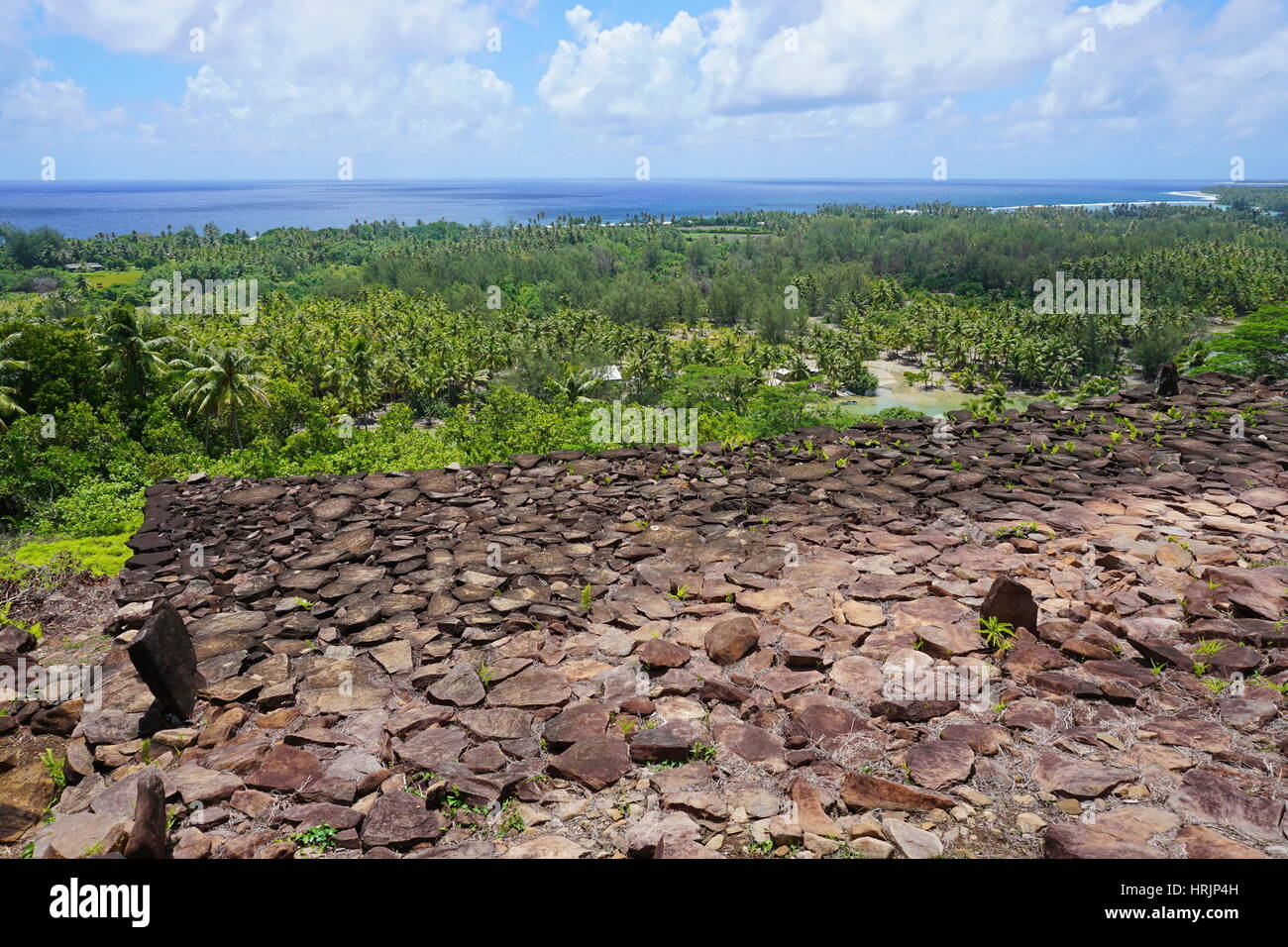 Vue depuis le marae Paepae, Ofata structure en pierre ancienne, Maeva, l'île de Huahine, Polynésie française, l'océan Pacifique Banque D'Images