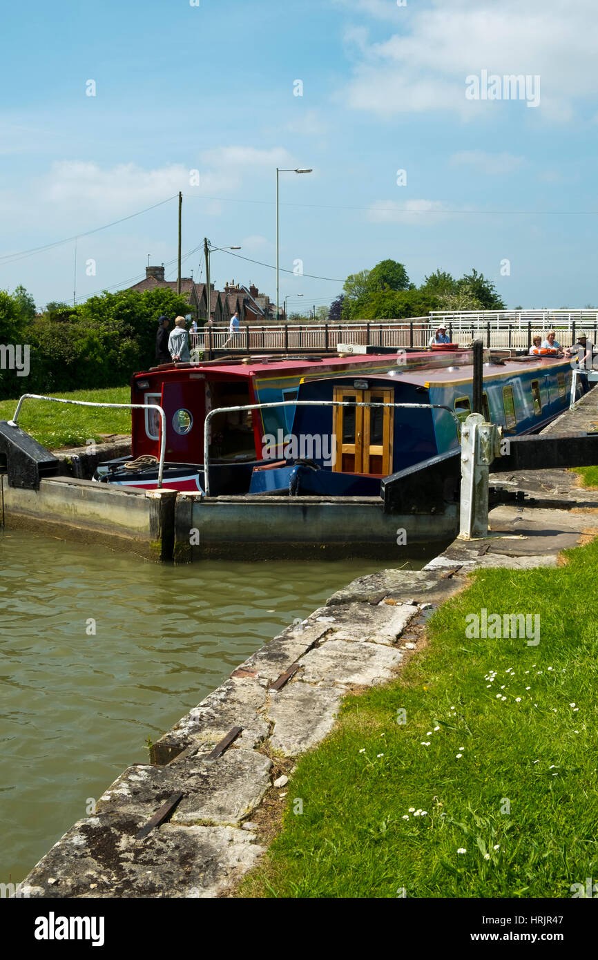 Devizes, Wiltshire, Royaume-Uni - 29 mai 2016 : Fin du printemps soleil conduit les visiteurs de regarder comme deux bateaux étroit canal passer au travers d'une serrure sur le canal Kennet et Avon à Devizes. Le canal a été restauré par étapes, en grande partie par des bénévoles. Après des décennies d'abandon qu'il fut complètement rouvert en 1990. Le Kennet and Avon Canal est maintenant une destination touristique du patrimoine populaire. Banque D'Images