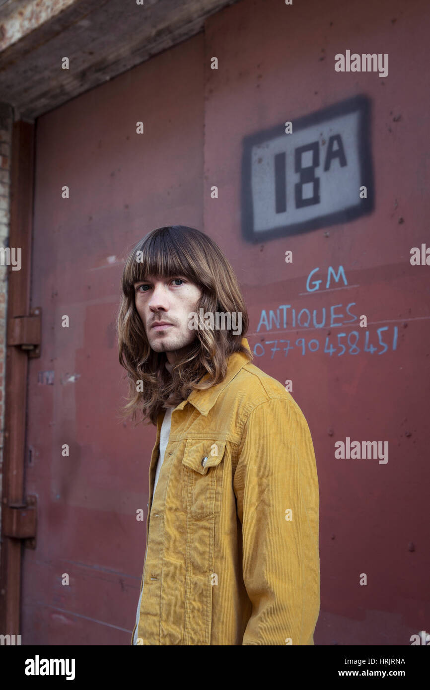 Modèle pour les hommes aux cheveux longs et style années 70 Photo Stock Alamy