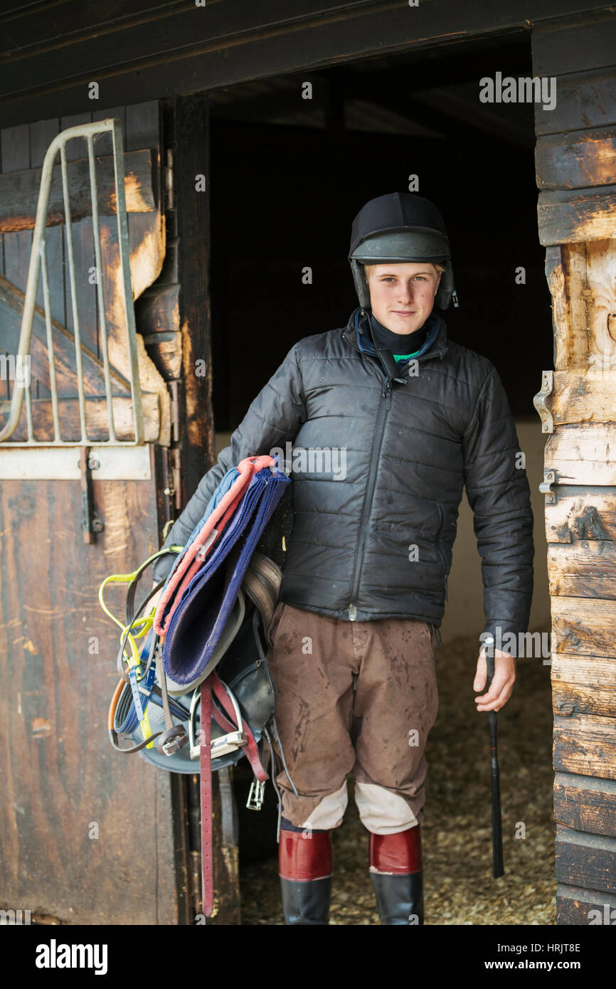 Un homme portant un casque et l'exécution de l'article par un fort décrochage. Banque D'Images