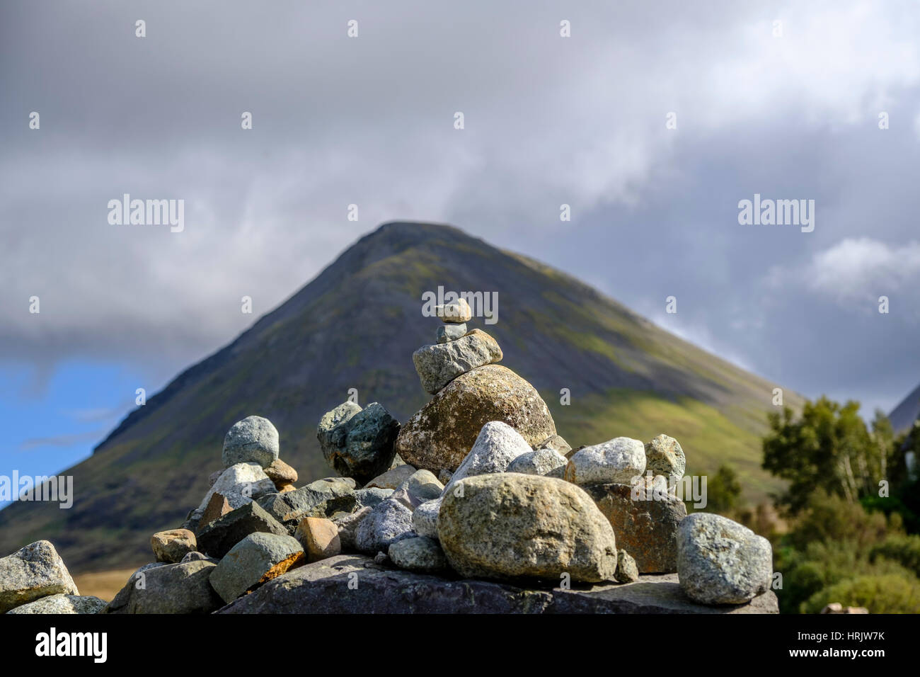 Se concentrer sur un petit cairn de pierre des roches soigneusement équilibré en face du magnifique paysage de l'île de Skye en Écosse et la forme conique de Glamaig Banque D'Images
