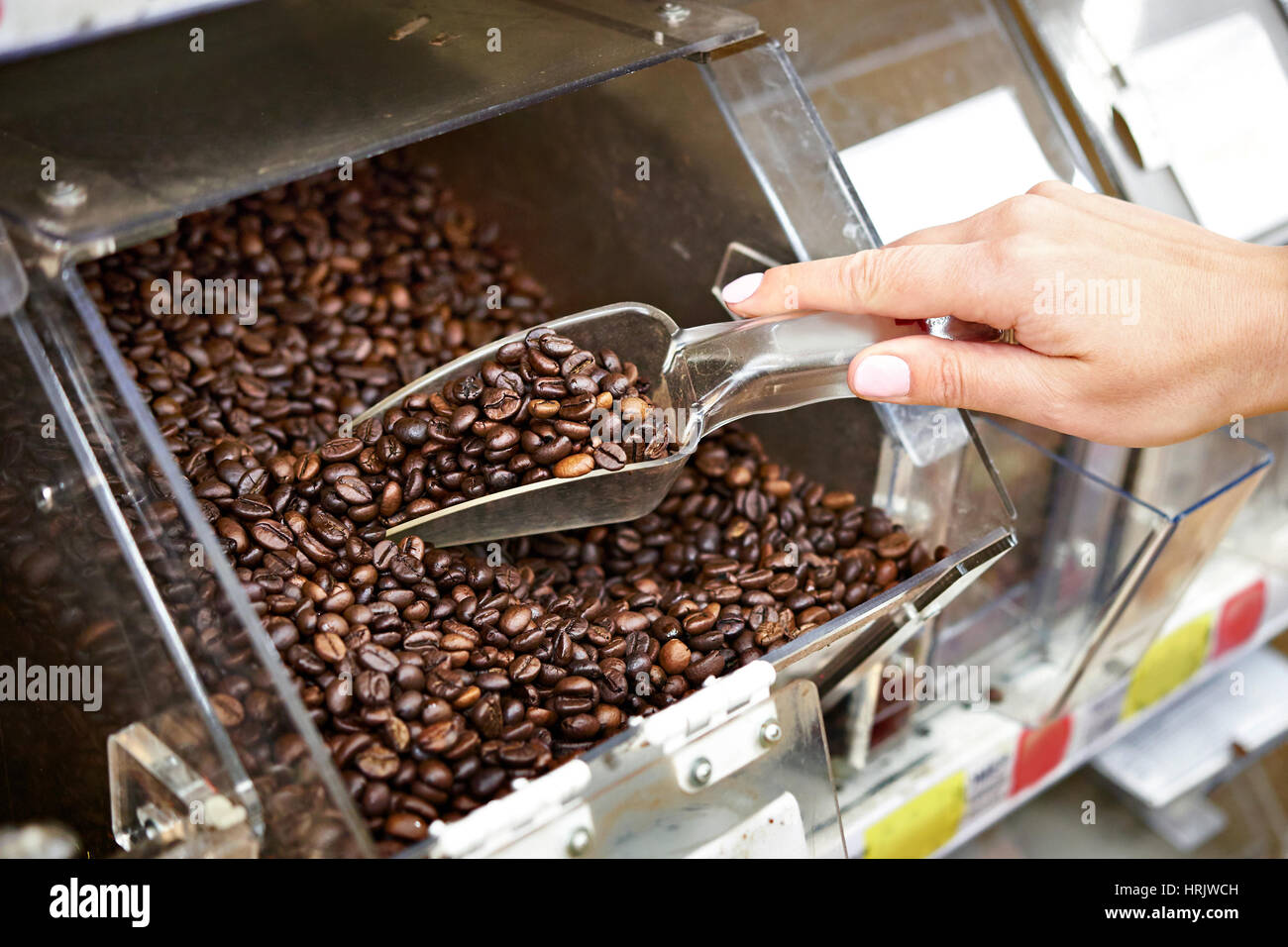 L'acheteur en magasin en ligne achète du café suivant écope pour les produits Banque D'Images