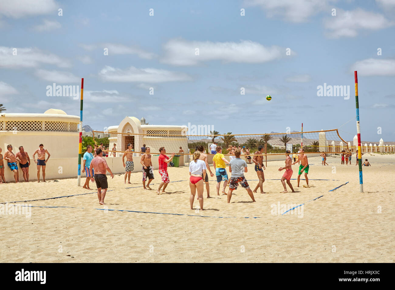 Les touristes à jouer au volleyball de plage au Riu Karamboa Resort, Boa Vista, Cap Vert (Cabo Verde), l'Afrique Banque D'Images