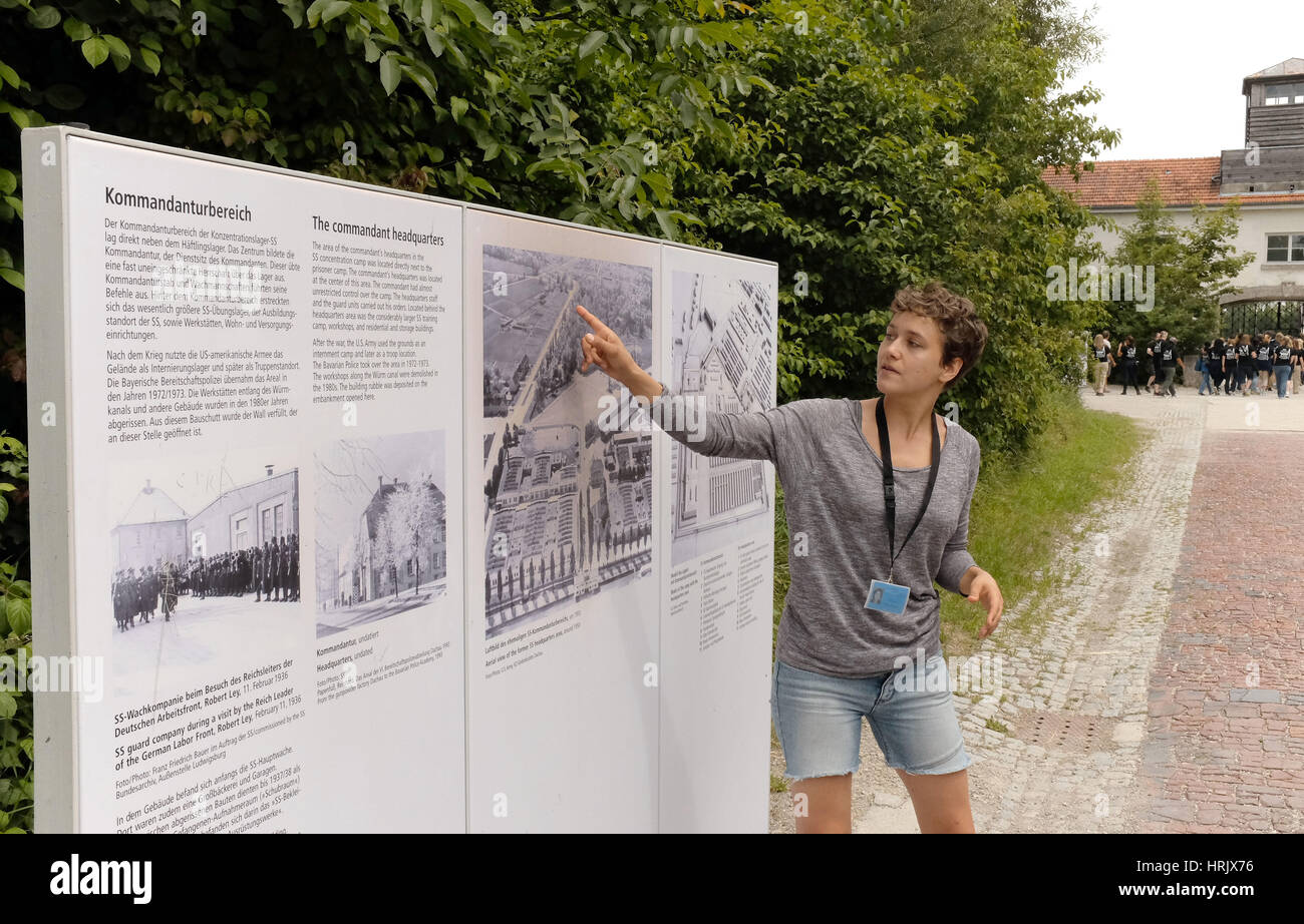 Guide à l'extérieur du camp de concentration de Dacau Banque D'Images