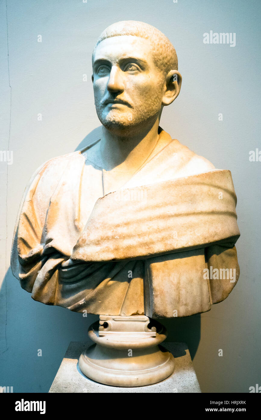 Buste en marbre d'un homme portant un toge avec des plis épais romain, environ AD 240-50 Banque D'Images