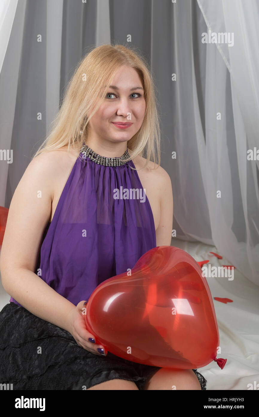 Jeune fille avec un symbole de l'amour le jour de la Saint-Valentin dans la chambre. Banque D'Images