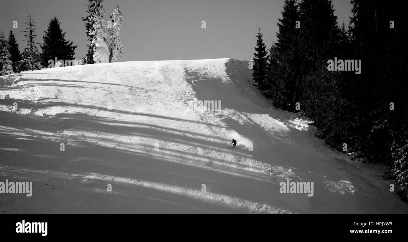 Fond noir et blanc de skieurs équitation sur pente- station d'hiver de Pamporovo Bulgarie Banque D'Images