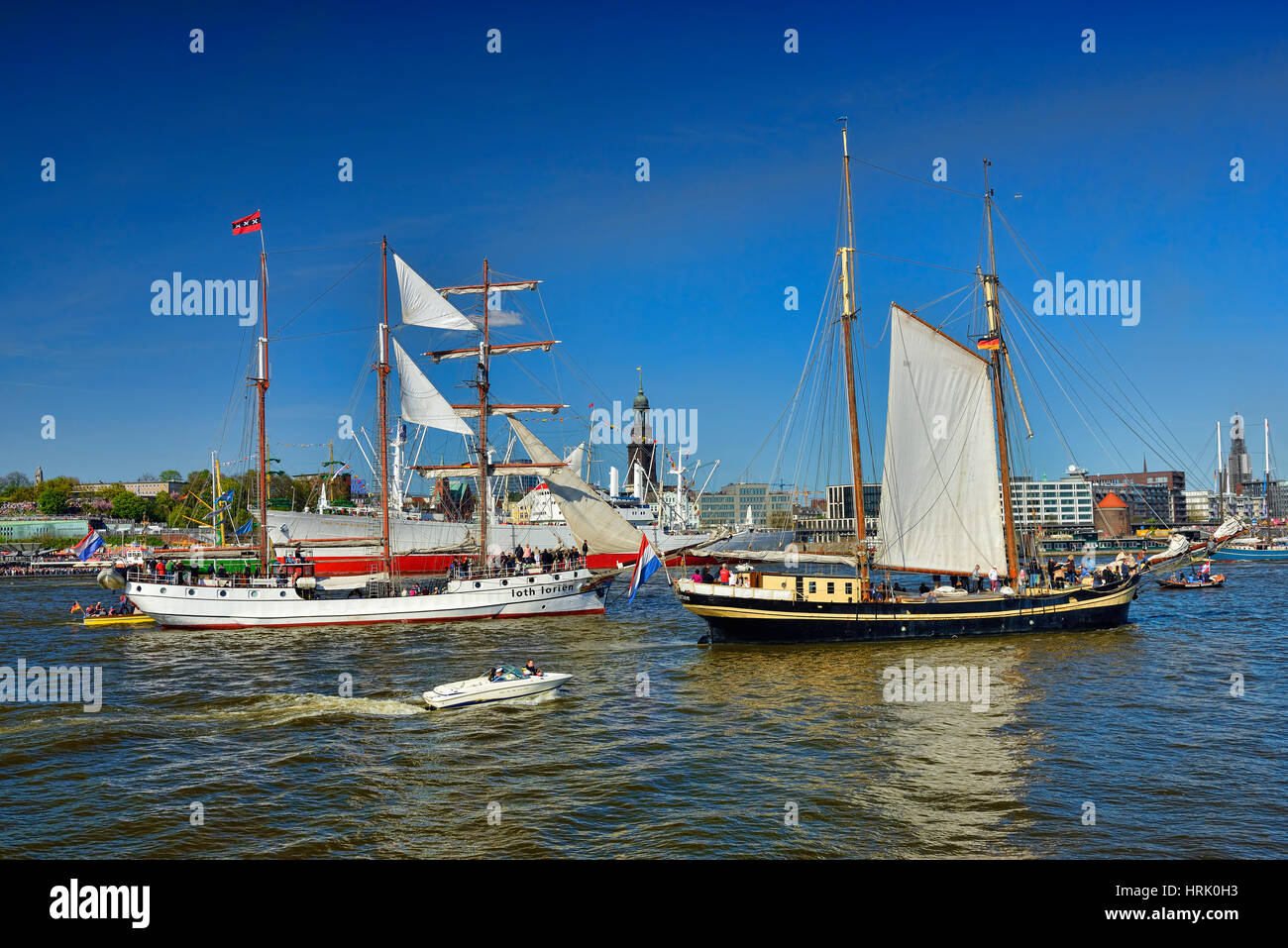 Cargo Cap San Diego et des voiliers au port de Hambourg en Allemagne Anniversaire Banque D'Images