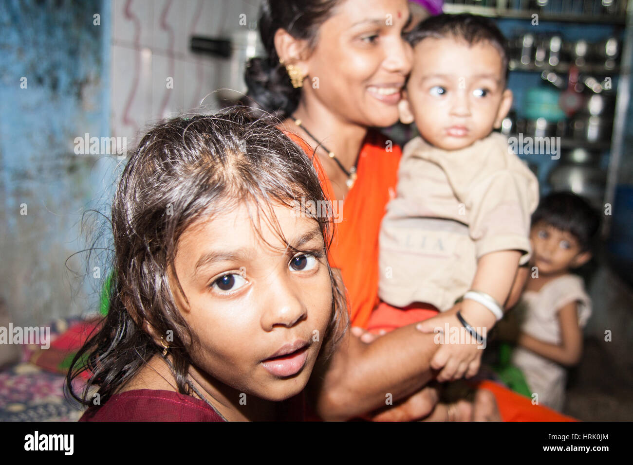 Famille,pauvres,en,cuisine,simple,de base,en,plus grand bidonville Dharavi,,de,Asie,Casablanca,Maharashtra, Inde,Indian,Asia,Asie,Guy,dabawallah,alimentation,travailleur,Tiffin, Banque D'Images