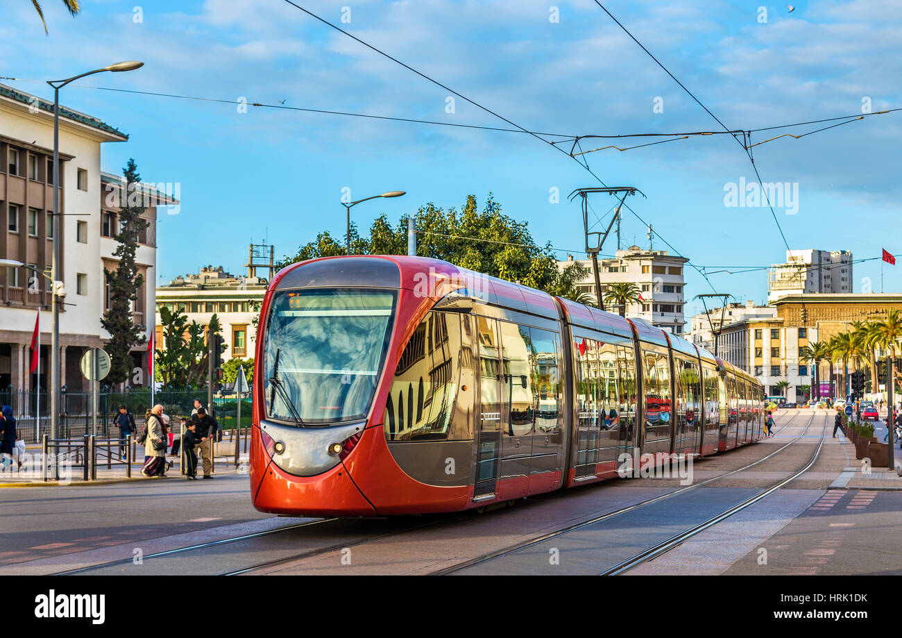 Le Tramway De La Ville Dans Une Rue De Casablanca Au Maroc Photo Stock Alamy