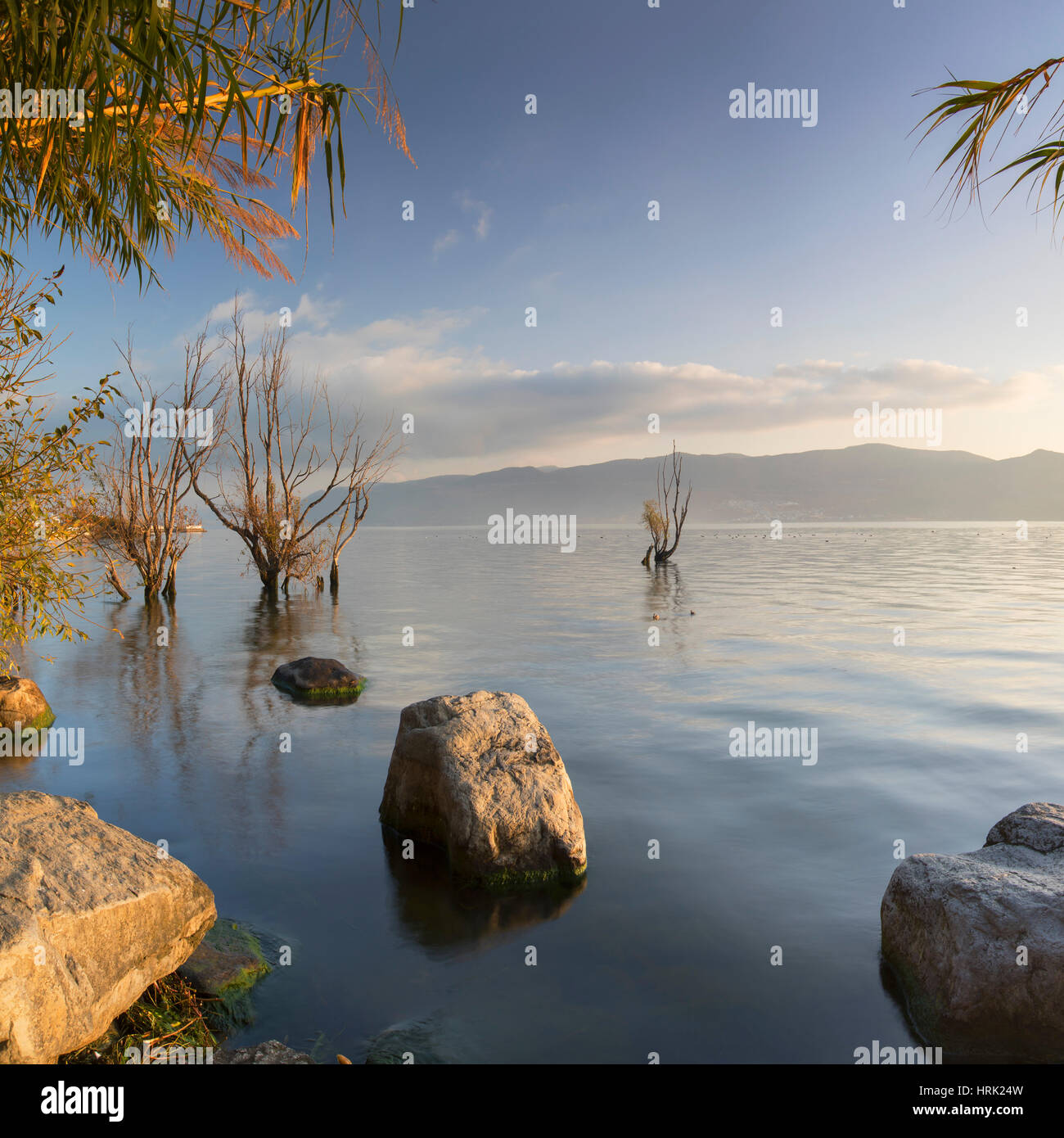 Au lever du soleil le Lac Erhai, Dali, Yunnan, Chine Banque D'Images