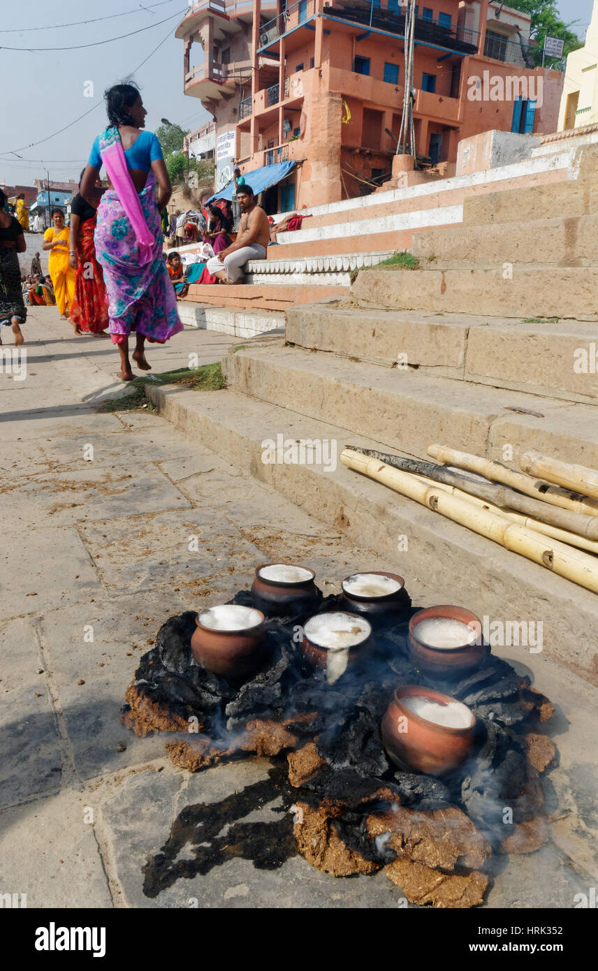 Bougies comme une offrande sur les ghats au bord du Gange à Varanasi en Inde Banque D'Images Bougies comme une offrande sur les ghats au bord du Gange à Varanasi en Inde Banque D'Images
