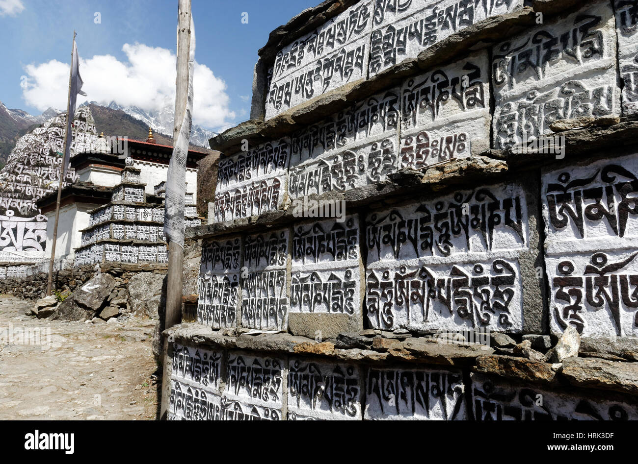 Prières taillées dans des pierres carrés transformés en murs de Mani dans la région de Khumbu au Népal Banque D'Images