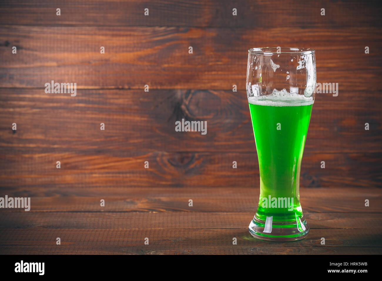 St Patrick's Day concept mug bière verte contre fond de bois Banque D'Images